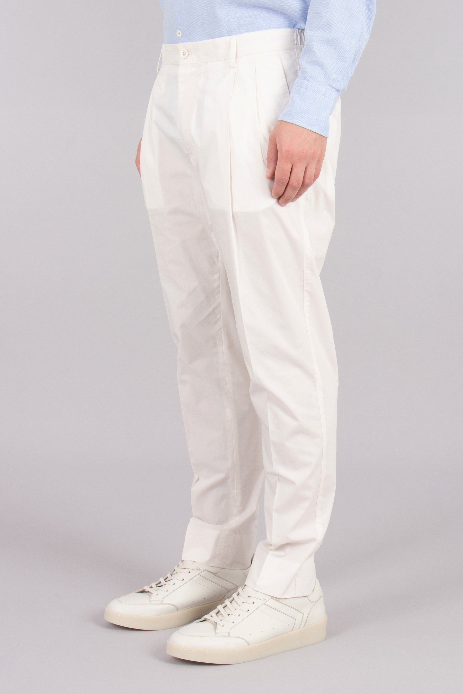 DOLCE & GABBANA Regular Fit Cotton Pleated Pants Hosen, Schuh, Sneaker, Person, Leinen