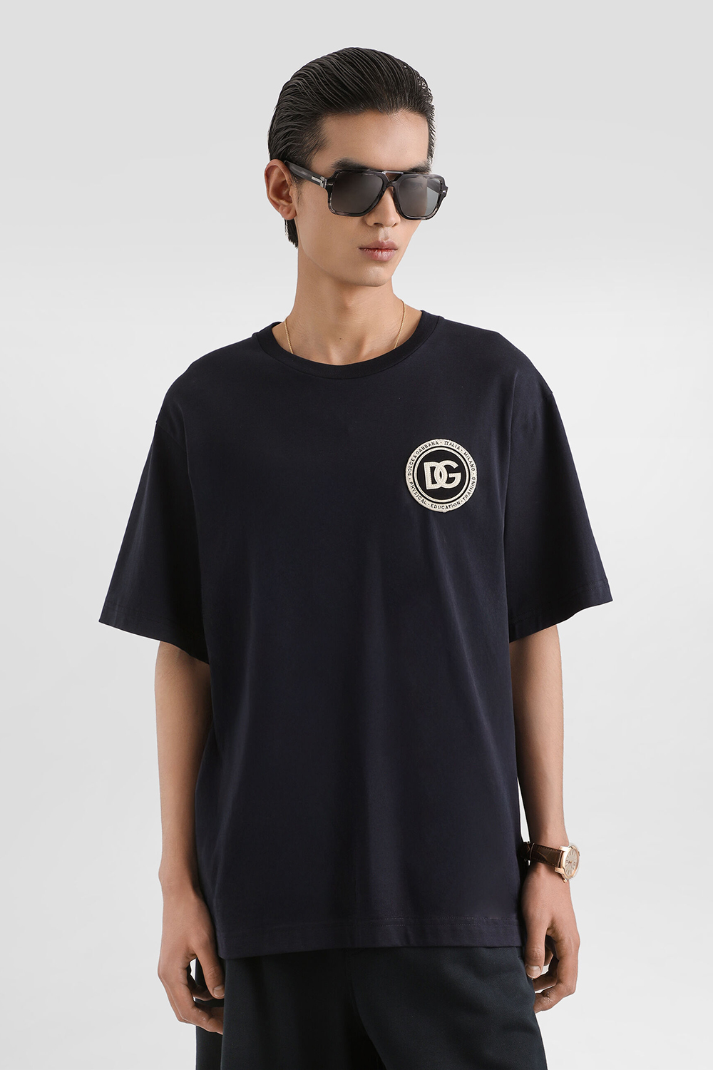 Bekleidung, T-shirt, Sonnenbrille, Person, Ärmel