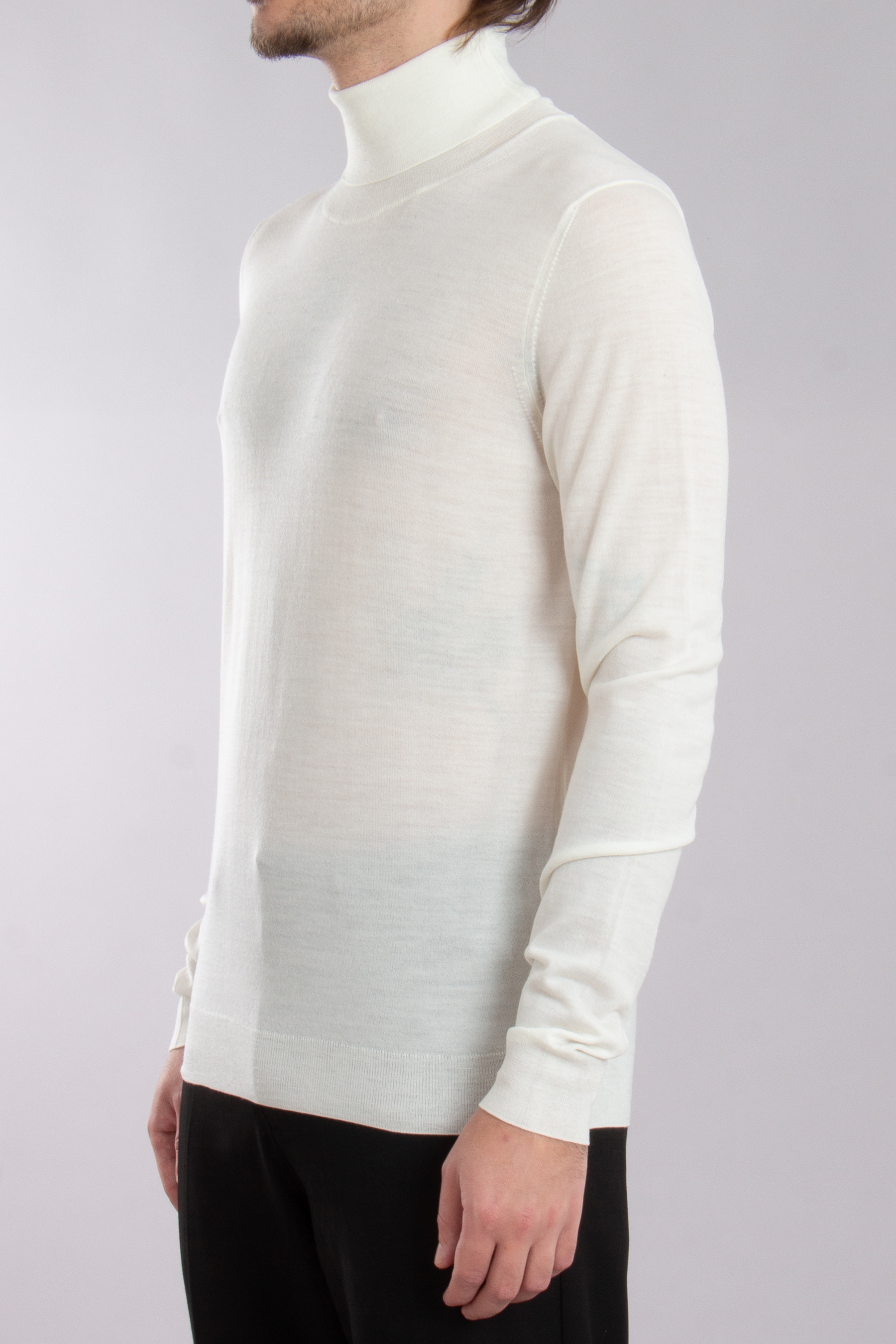 AIDA BARNI Lightweight Wool Turtleneck Sweater AIDA BARNI Lightweight Wool Turtleneck Sweater