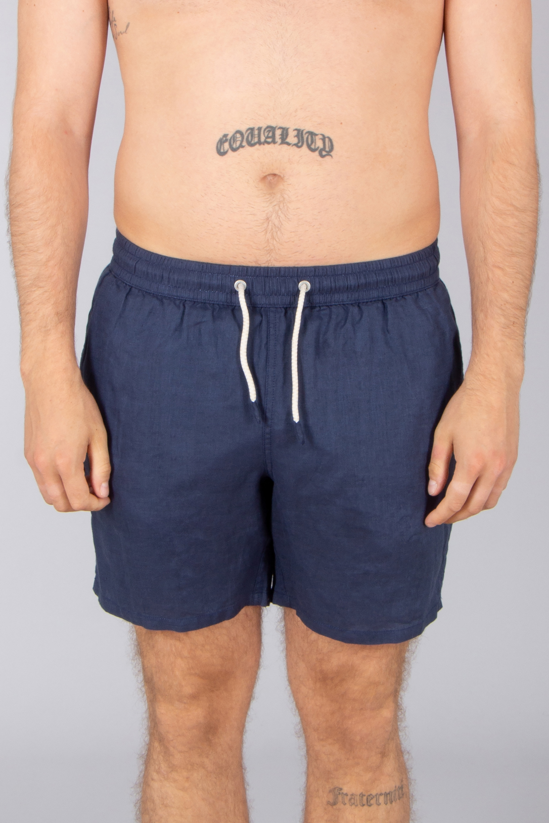 Bekleidung, Kurze Hosen, Person, Haut, Tätowierung