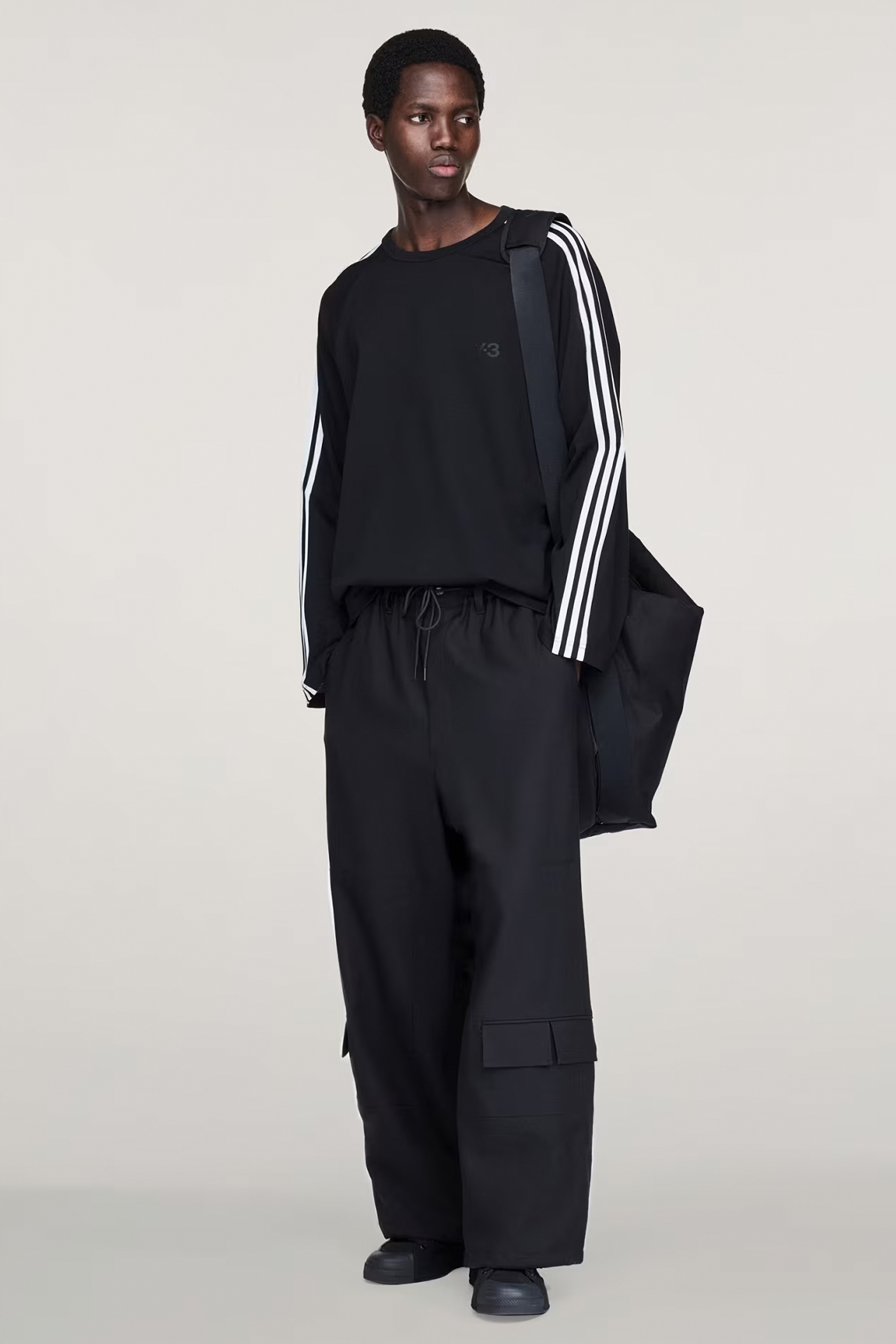 Y-3 Loose Fit Lyocell-Wool Stretch Blend 3-Stripes Wire Long-Sleeve T-Shirt Anzug, Langarm, Person, Stehend, Mann