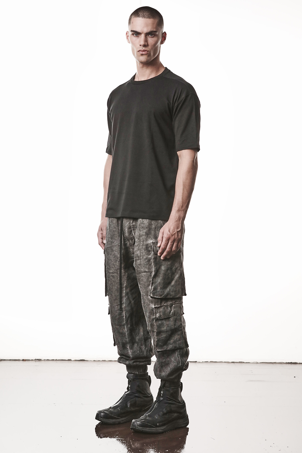 Person, Stehend, T-shirt, Hosen, Schuh