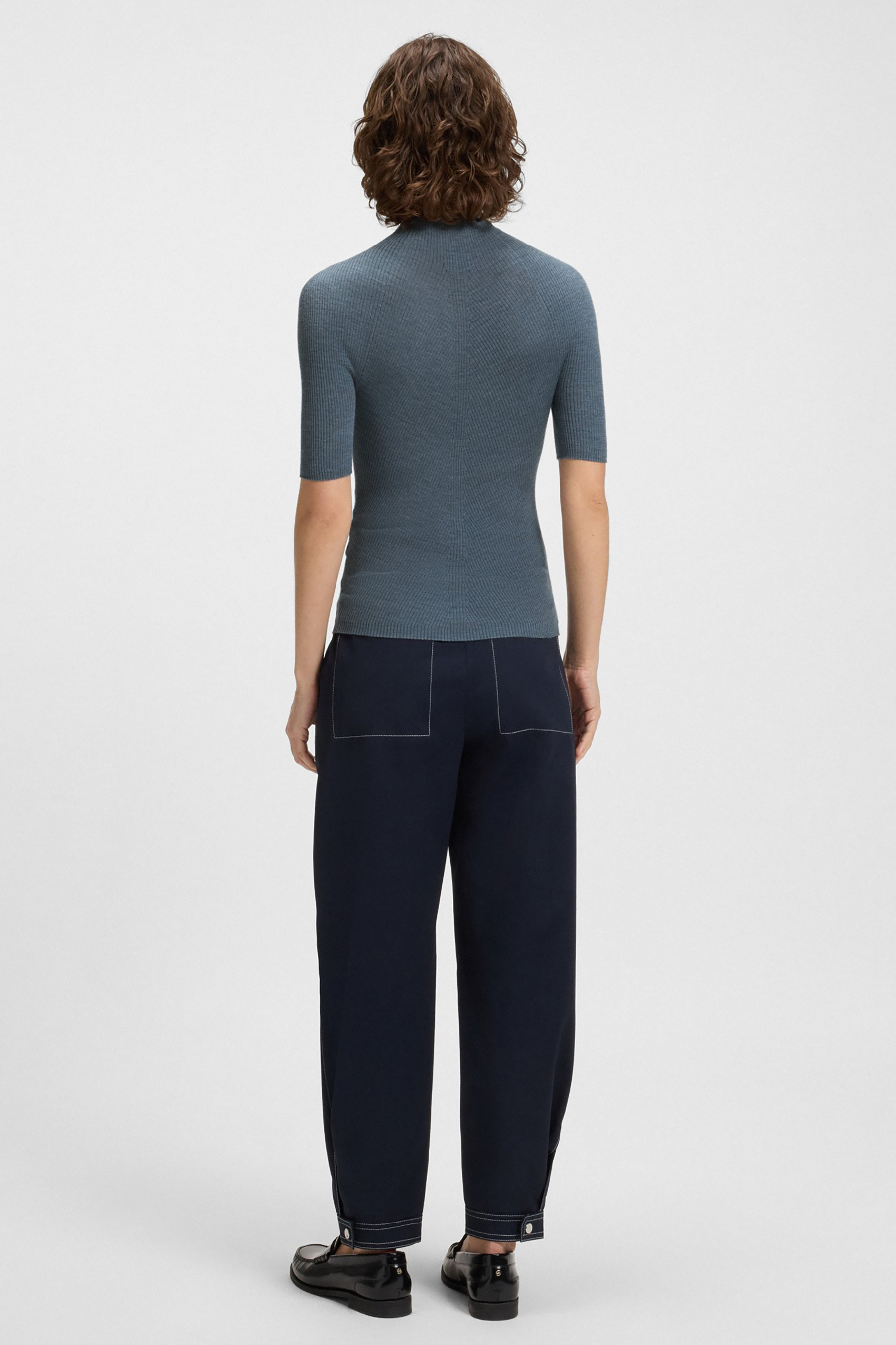 BOSS Slim Fit Superfine Ribbed Virgin Wool Short-Sleeve Mock Neck Sweater Faleri Bekleidung, Hosen, Person, Stehend, Langarm
