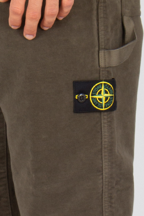 Bekleidung, Hosen, Logo, Person, Zubehör