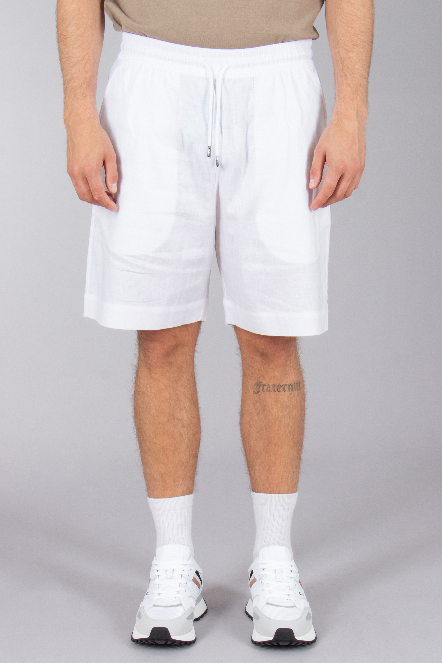 Bekleidung, Kurze Hosen, Haut, Tätowierung, Turnschuh