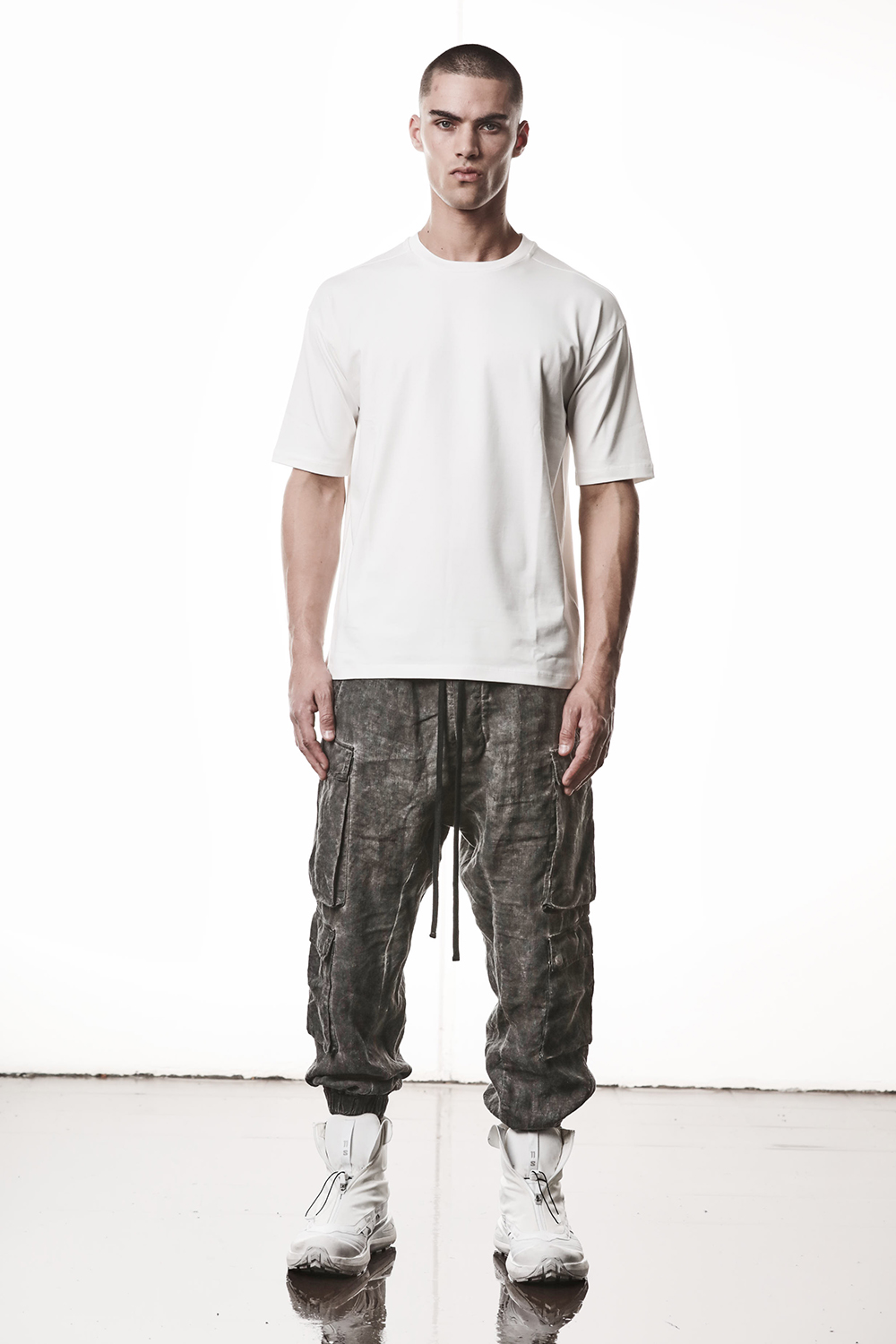T-shirt, Person, Stehend, Hosen, Mann