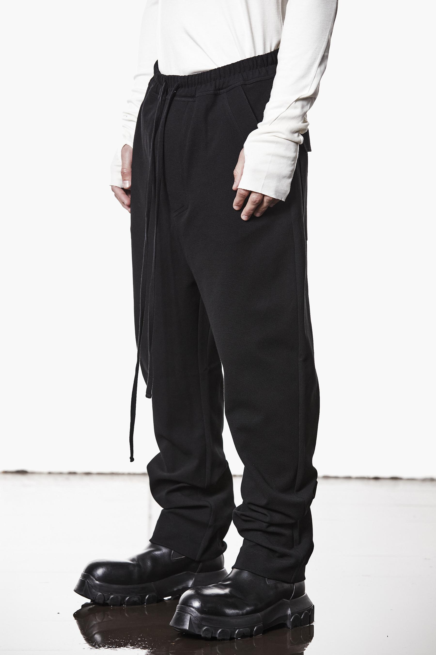 THOM KROM Relaxed Fit Low Crotch Structured Cotton Stretch Blend Sweatpants Hosen, Schuh, Erwachsener, Mann, Person