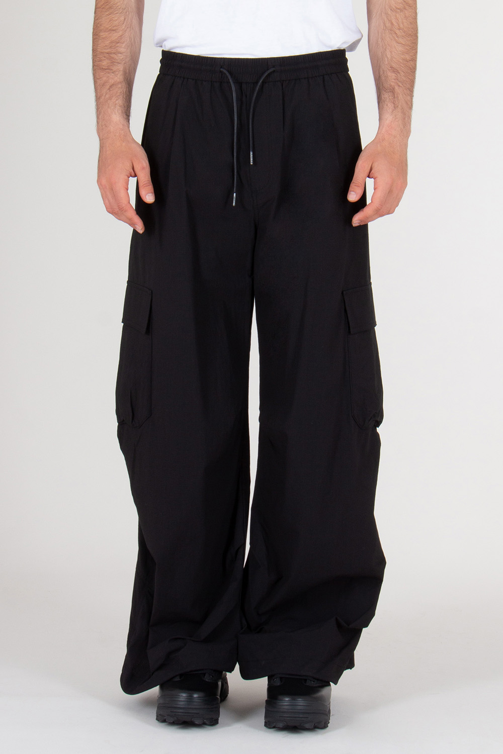 JUNN.J Loose Fit Ripstop Cotton Cargo Jogging Pants