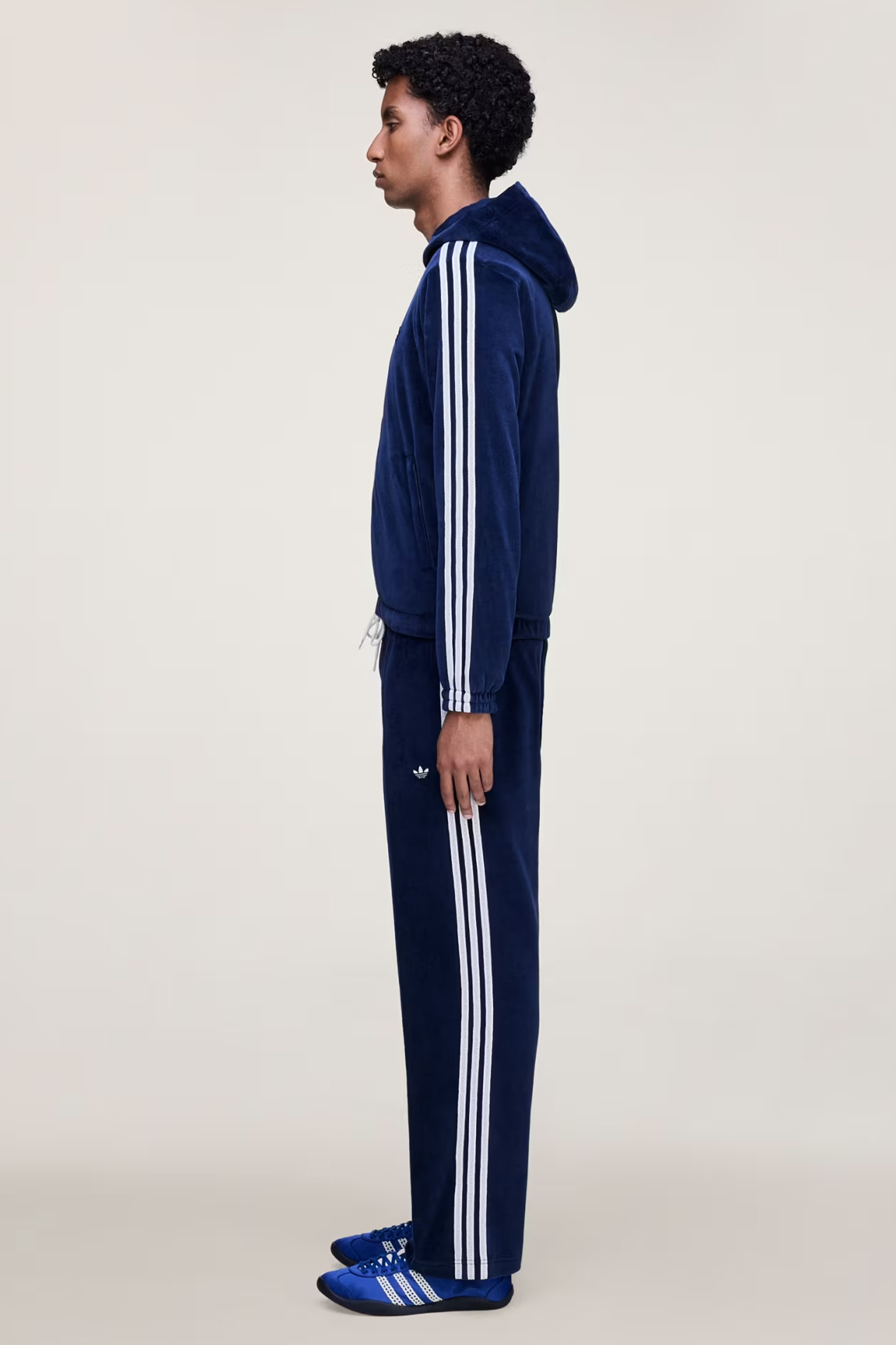 Person, Stehend, Kleidung, Formelle Kleidung, Anzug