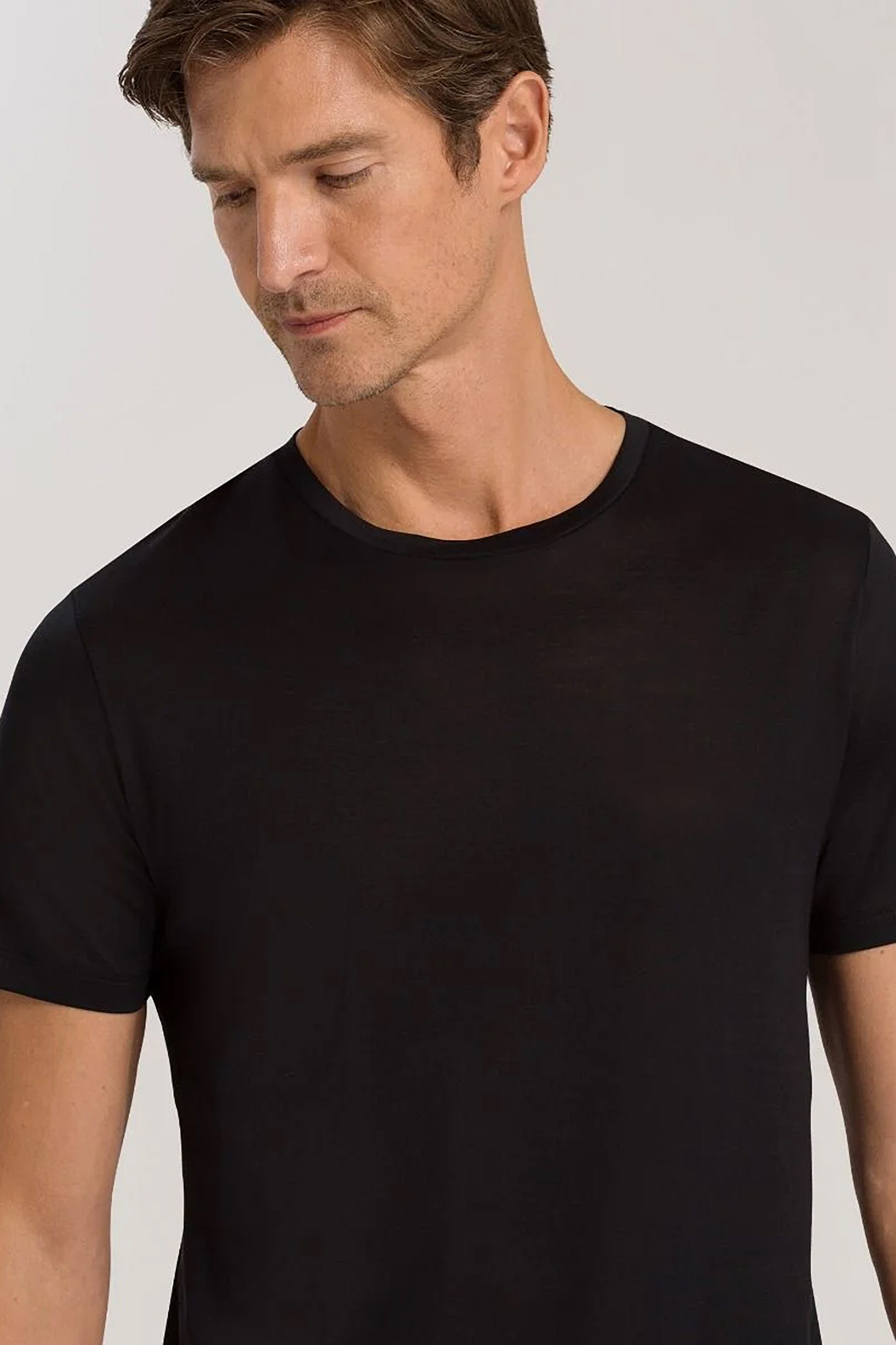 Bekleidung, T-shirt, Hals, Person, Ärmel