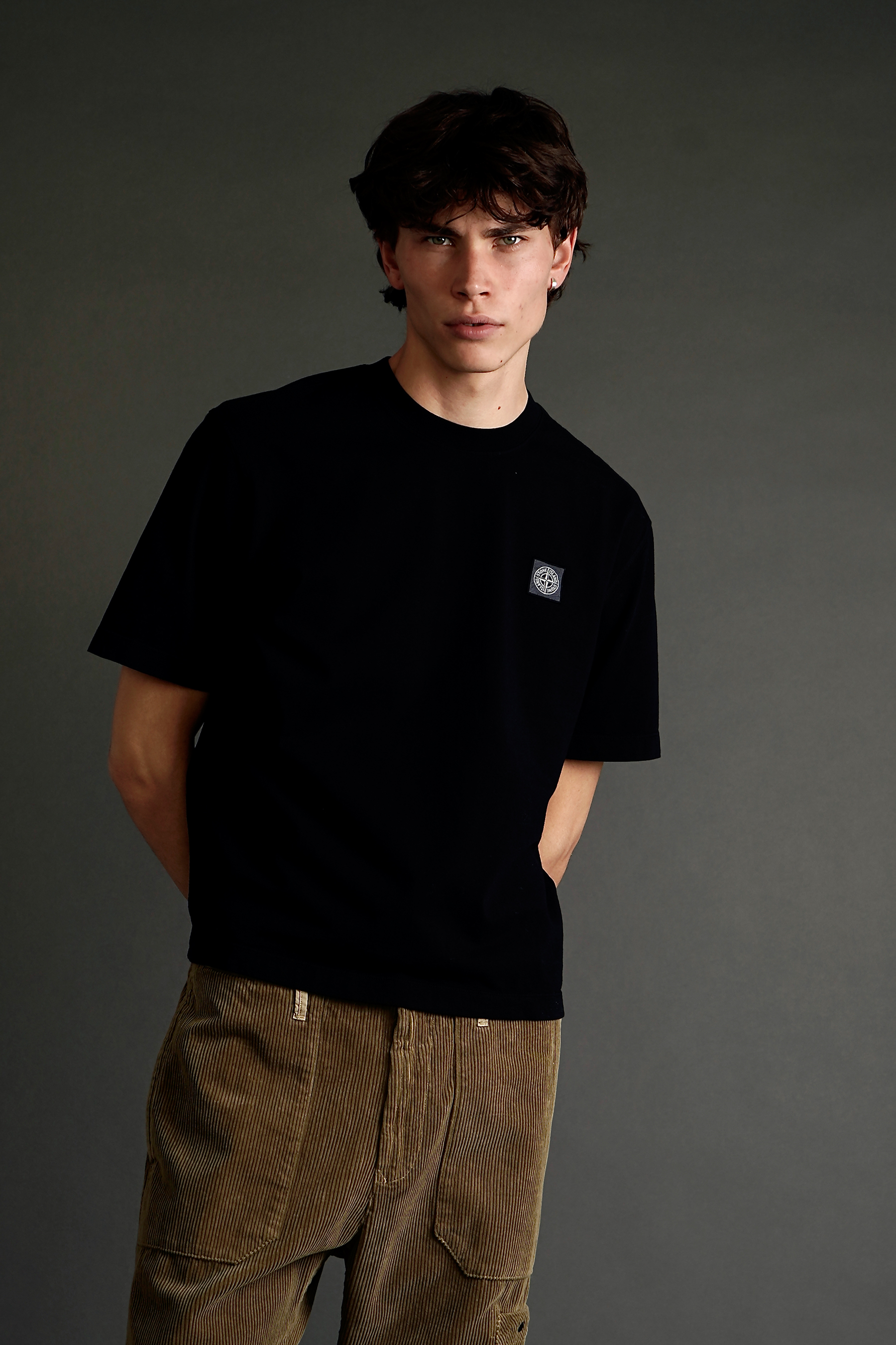 T-shirt, Hosen, Person, Ärmel, Hemd