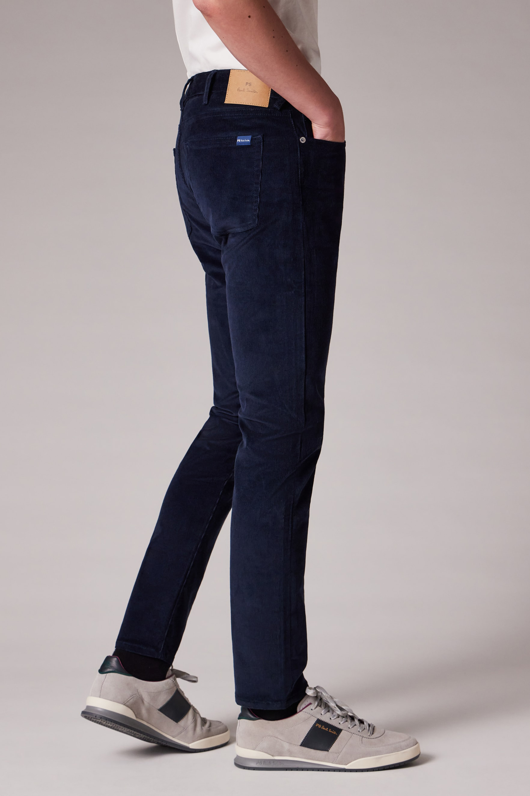 PAUL SMITH Tapered Fit Organic Cotton Stretch Corduroy Jeans Hosen, Jeans, Schuh, Sneaker, Person