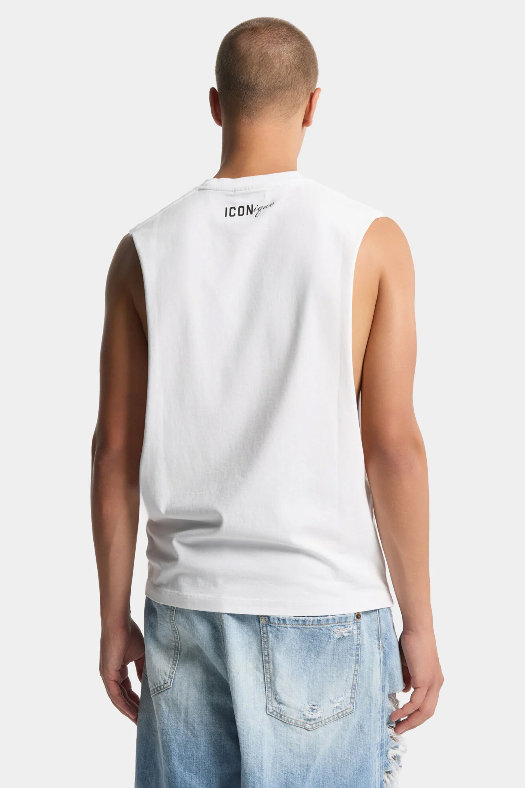 Bekleidung, T-shirt, Jeans, Person, Tanktop