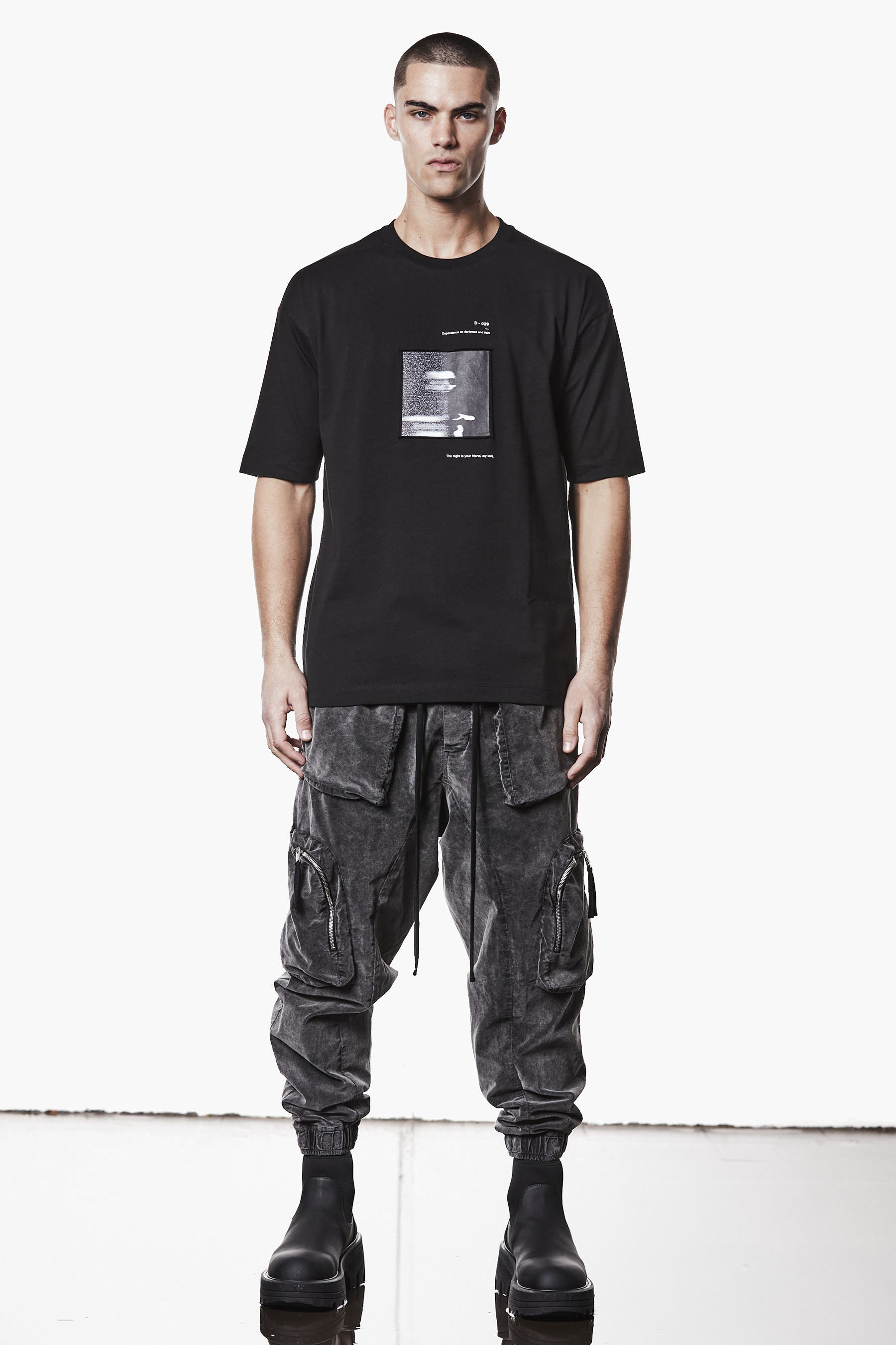 THOM KROM Loose Fit Patched Print Cotton Jersey T-Shirt T-shirt, Hosen, Person, Stehend, Mann