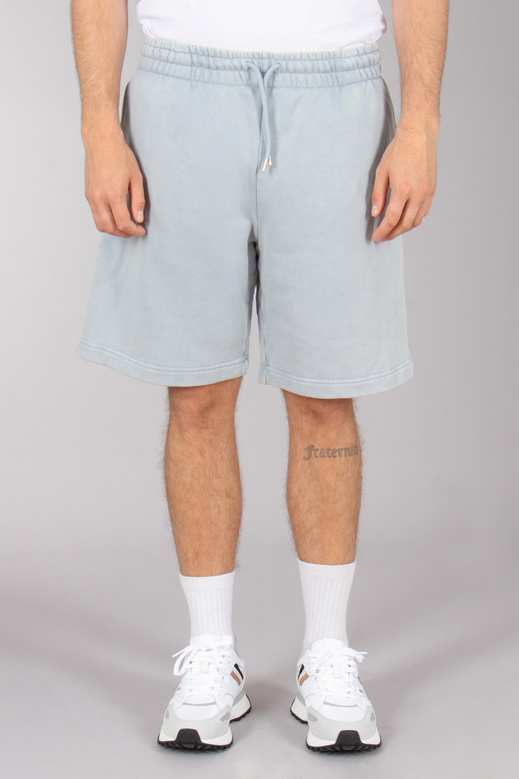 Bekleidung, Kurze Hosen, Schuh, Sneaker, Person