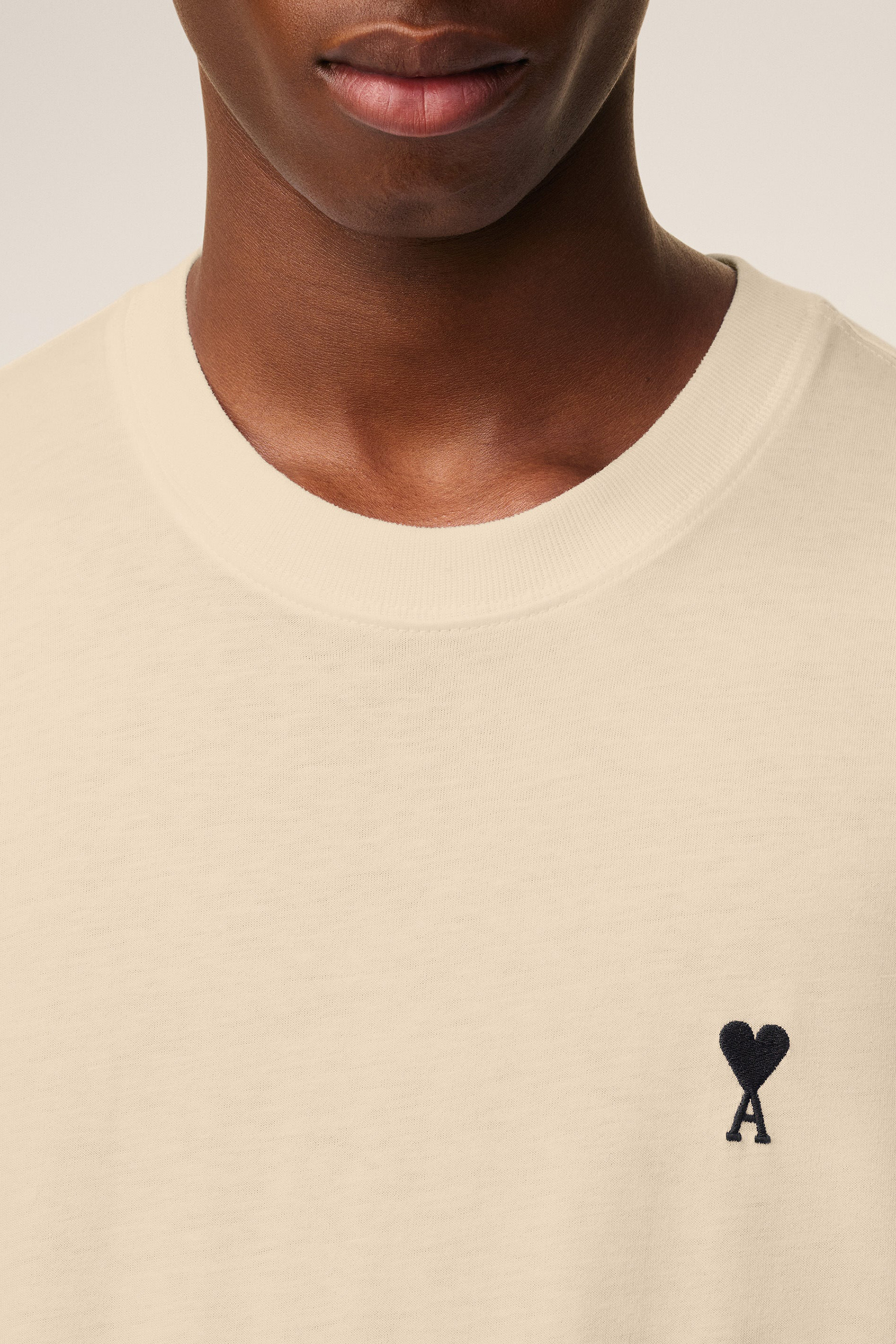 Bekleidung, T-shirt, Hemd, Person, Halskette