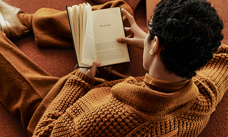 Person, Lesen, Buch, Veröffentlichung, Pullover