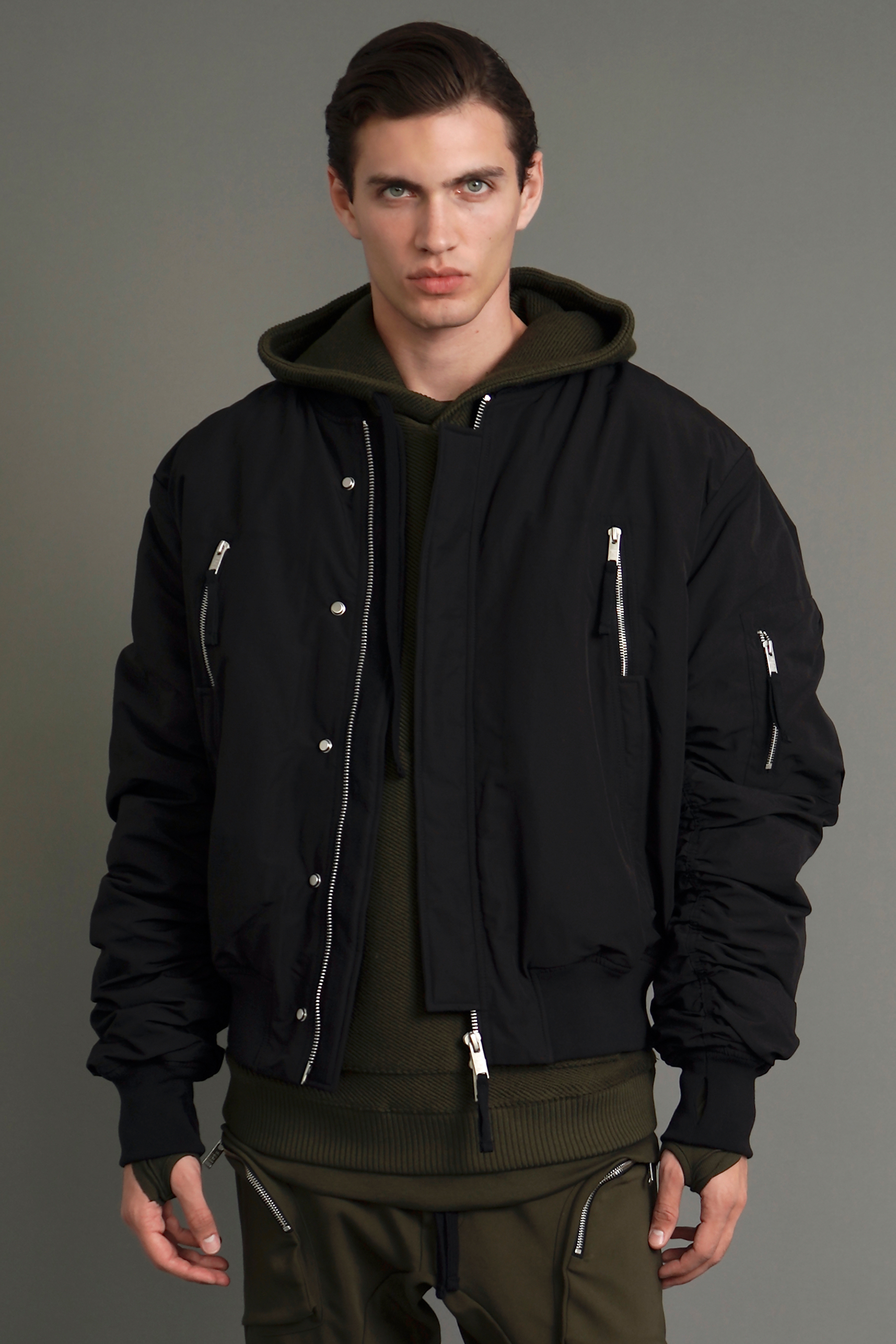 美品【thom/krom】MA-1 ボンバージャケット ブラック XS thom/krom HOODIE SHORT JACKET / WARM PADDED (BLACK)の商品ページ