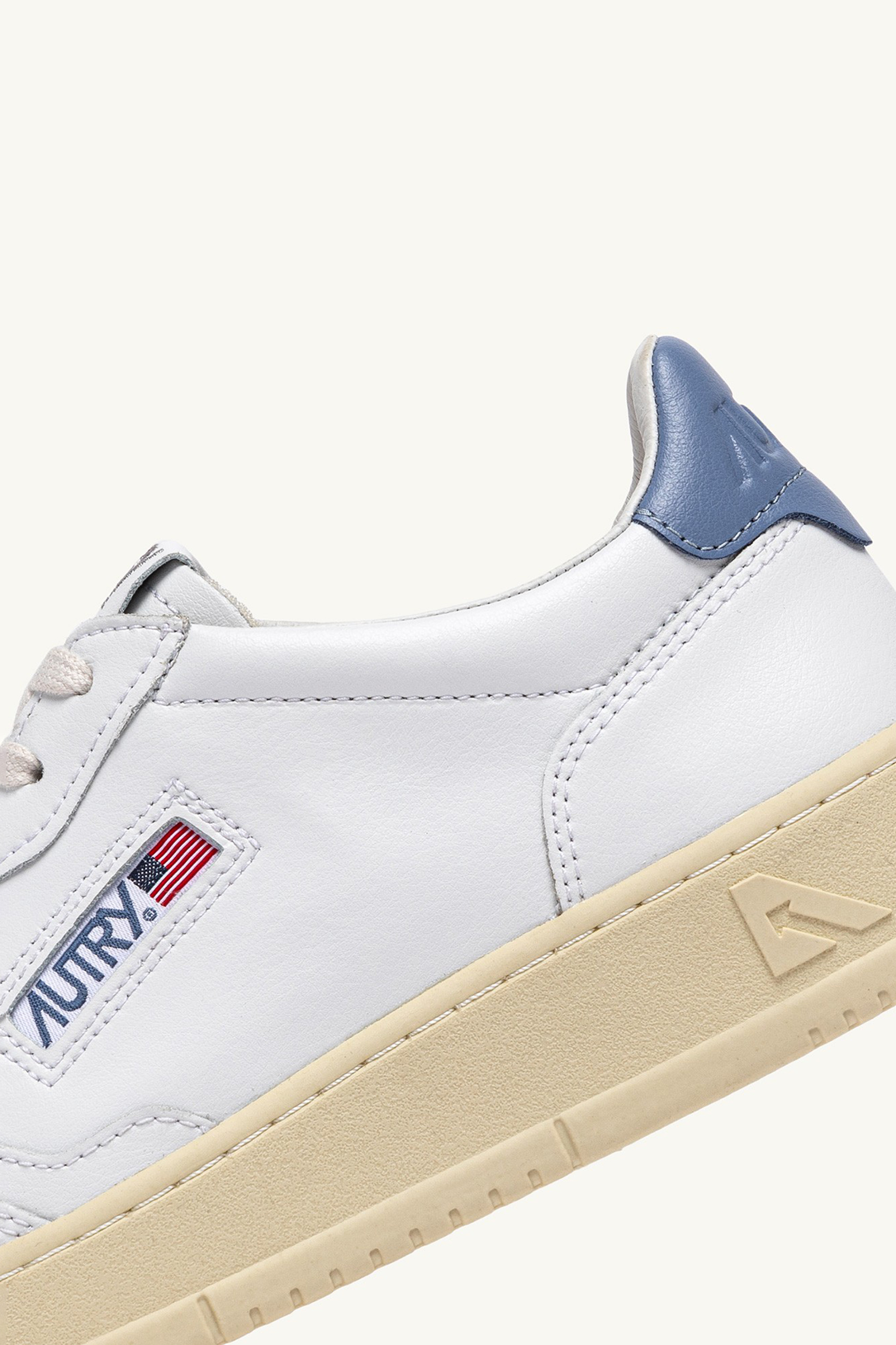 AUTRY Leather Sneakers Medalist Low Bekleidung, Schuhwerk, Schuh, Sneaker