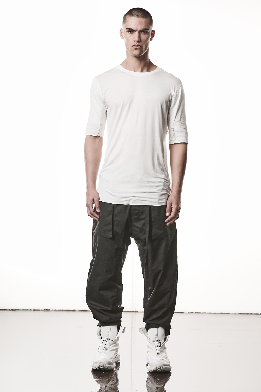 T-shirt, Person, Stehend, Hosen, Mann