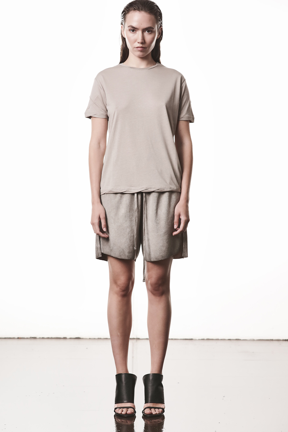 Kurze Hose, Sandale, Person, T-shirt, Schuh