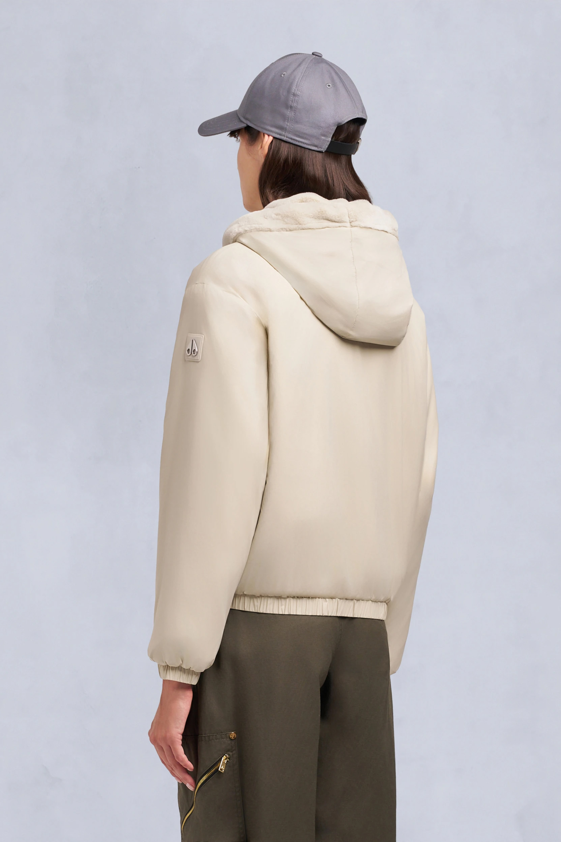 MOOSE KNUCKLES Oversized Fit Reversible Faux Fur & Nylon Ripstop Jacket Eaton Bunny 2 Mantel, Jacke, Baseball-Kappe, Sweatshirt, Person