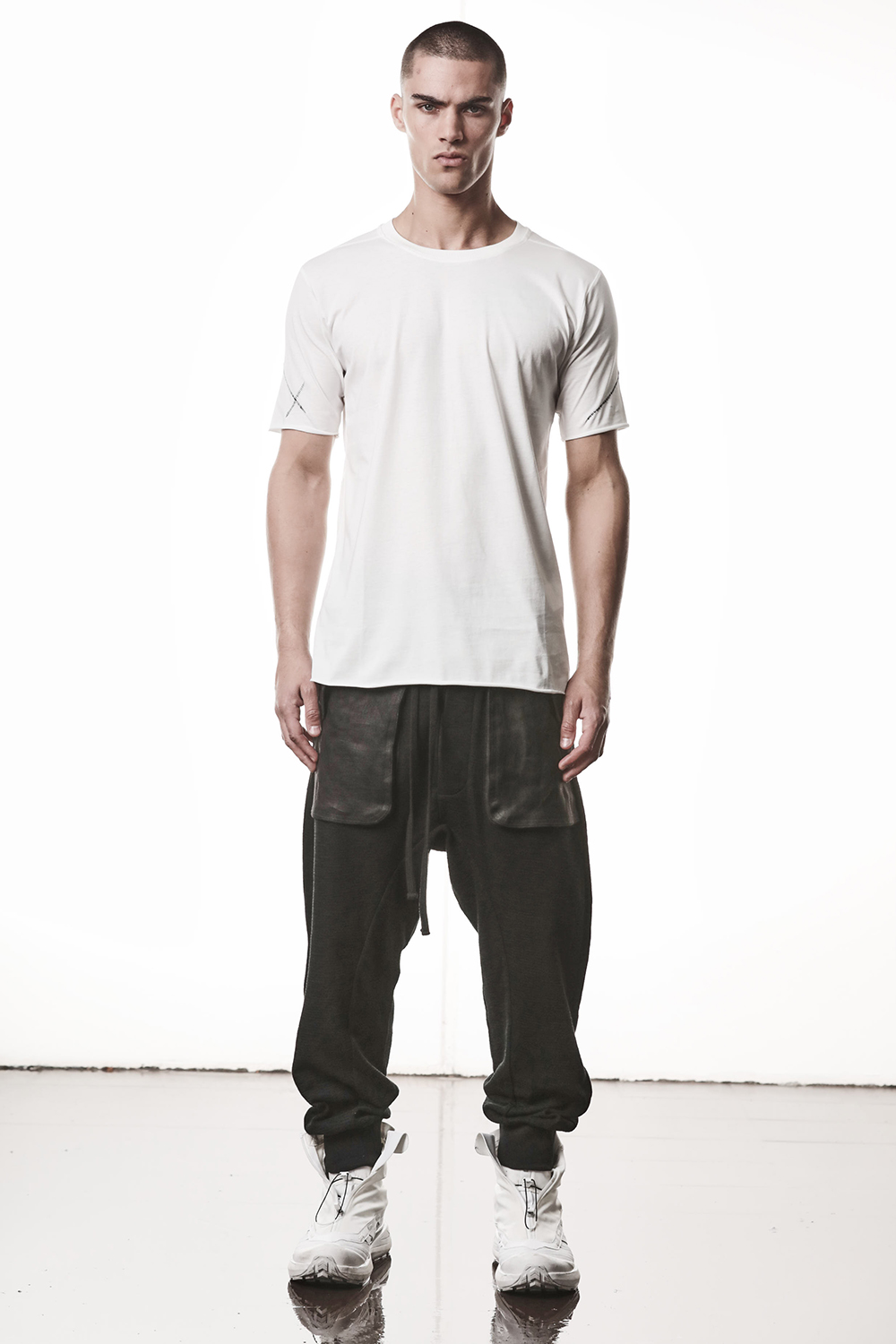 T-shirt, Person, Stehend, Hosen, Mann