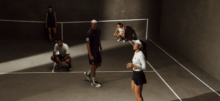 Y-3 US Open Tennis Kollektion für Herren, Tennisplatz mit Tennisspielern