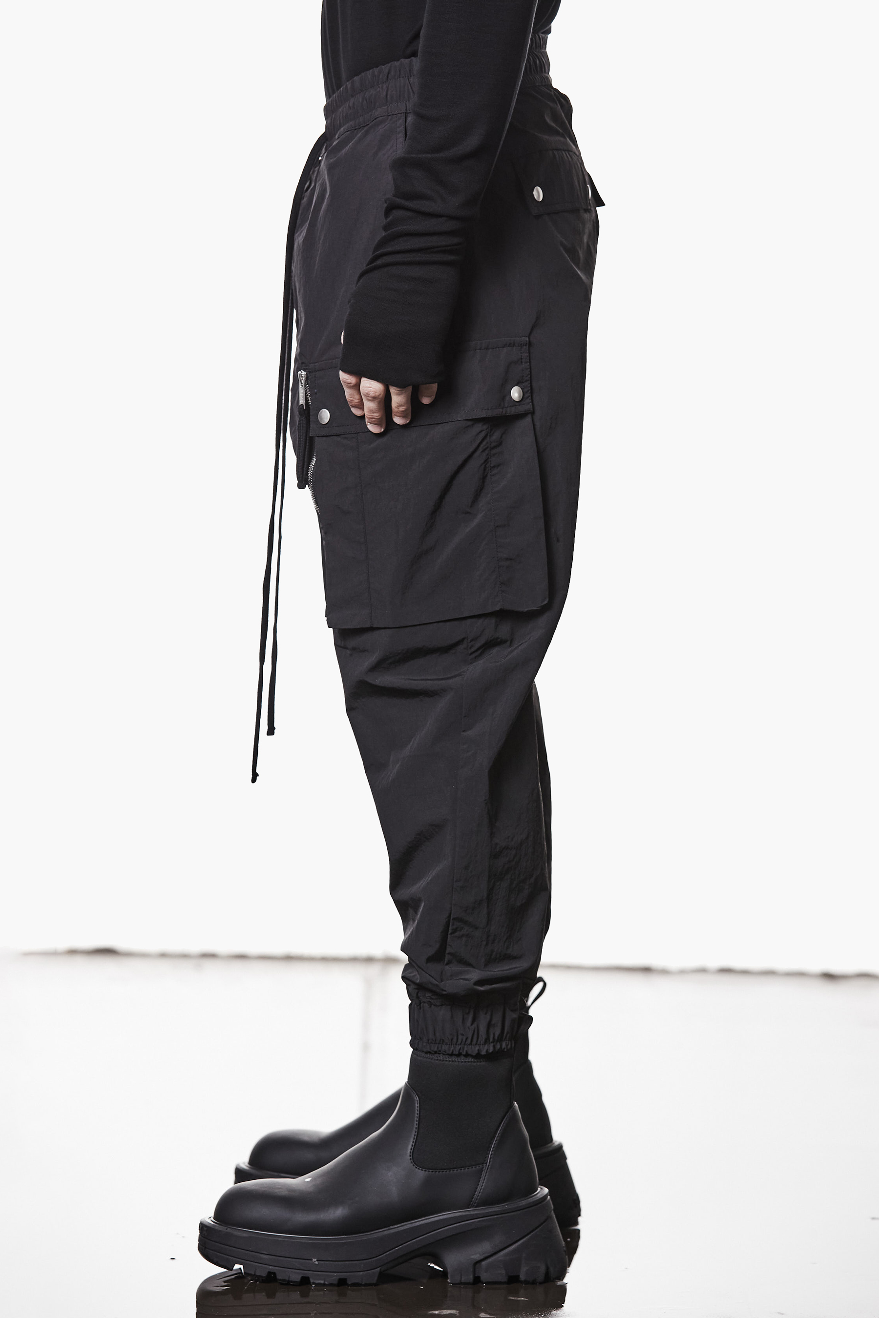 THOM KROM Regular Fit Low Crotch Technical Crashed Nylon Cargo Pants Hosen, Schuh, Mantel, Mann, Person