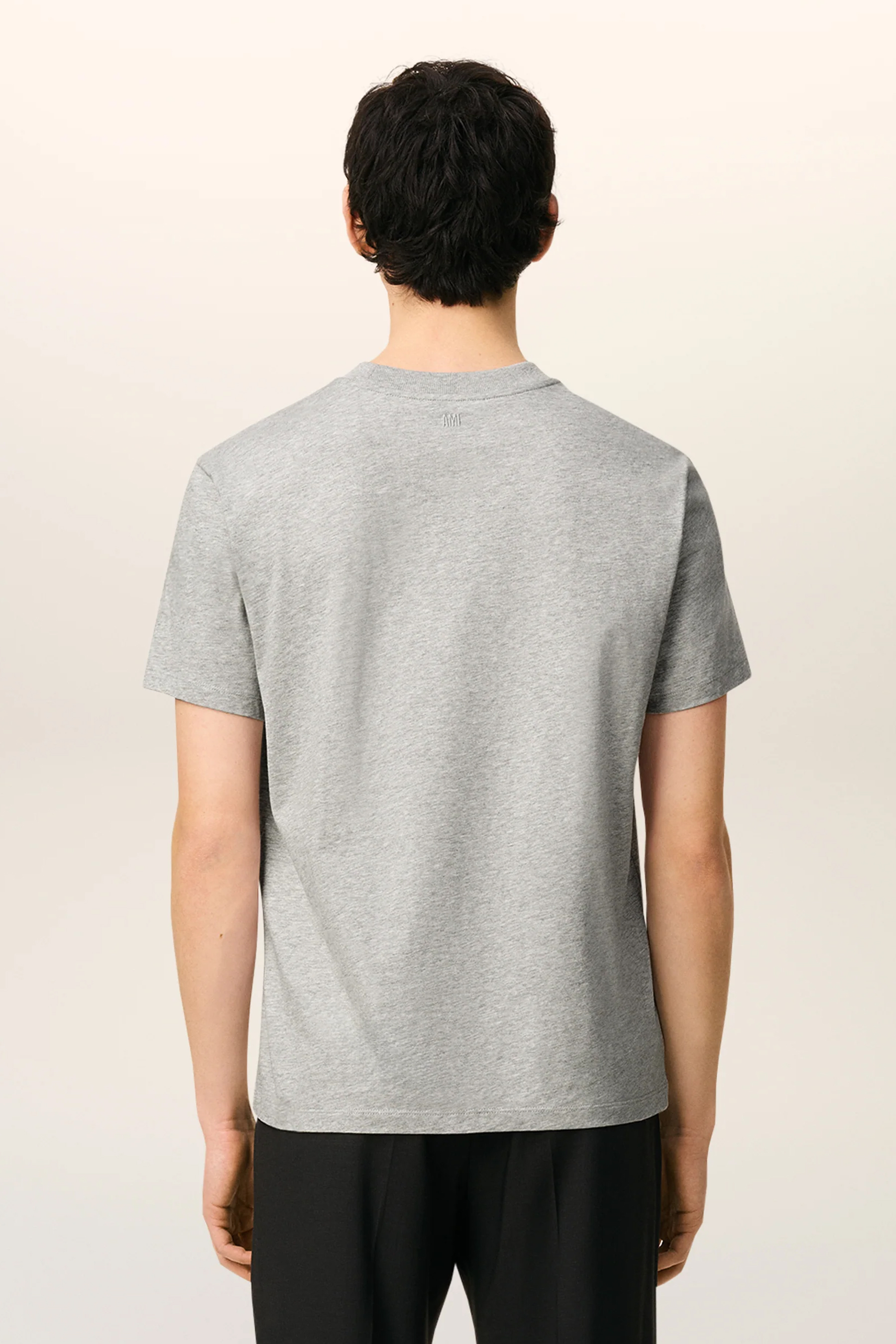Bekleidung, T-shirt, Person, Ärmel