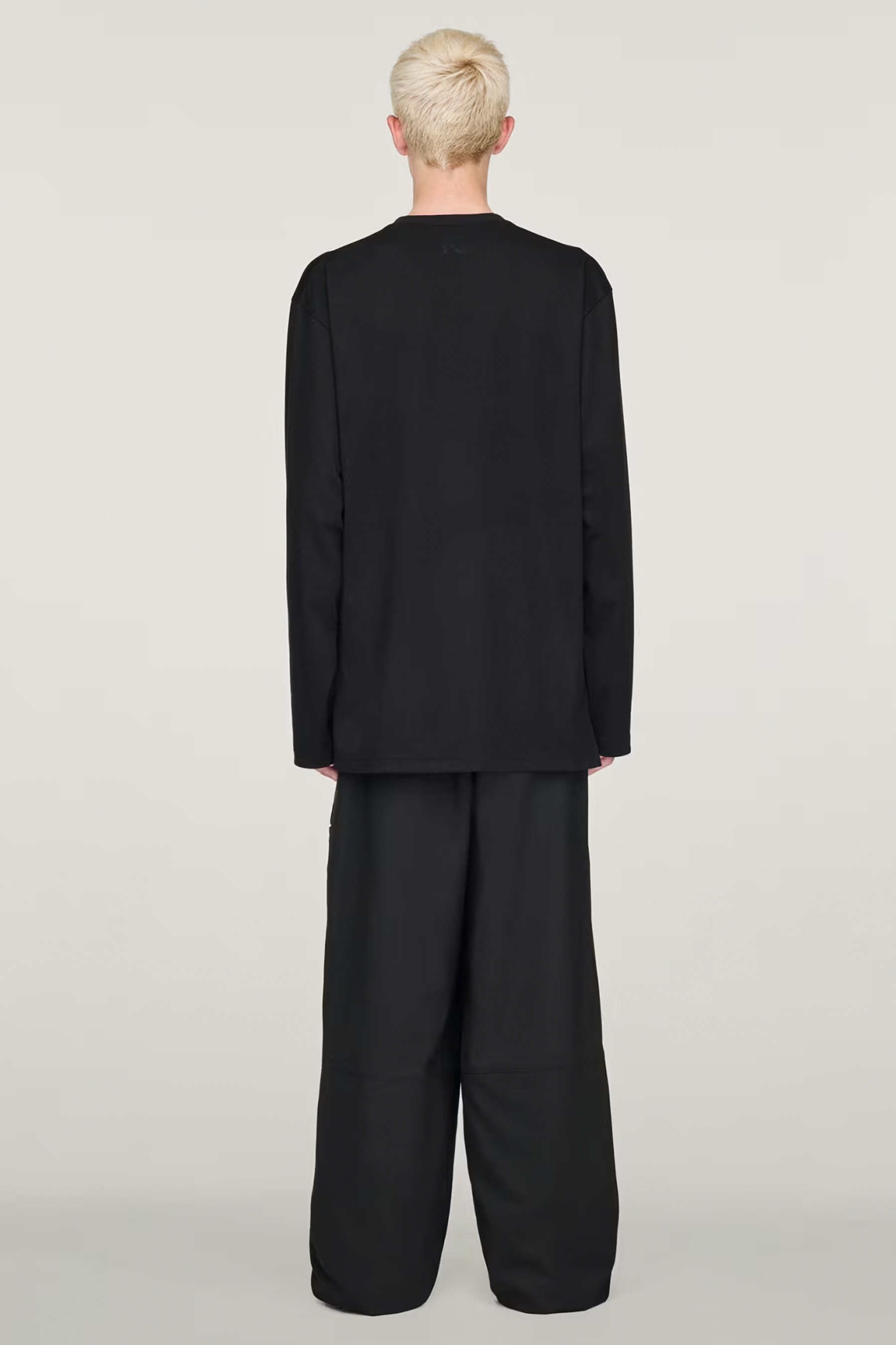 Y-3 Oversized Fit Refined Wool Stretch Blend Cuffed Pants Formelle Kleidung, Anzug, Mantel, Person, Stehend