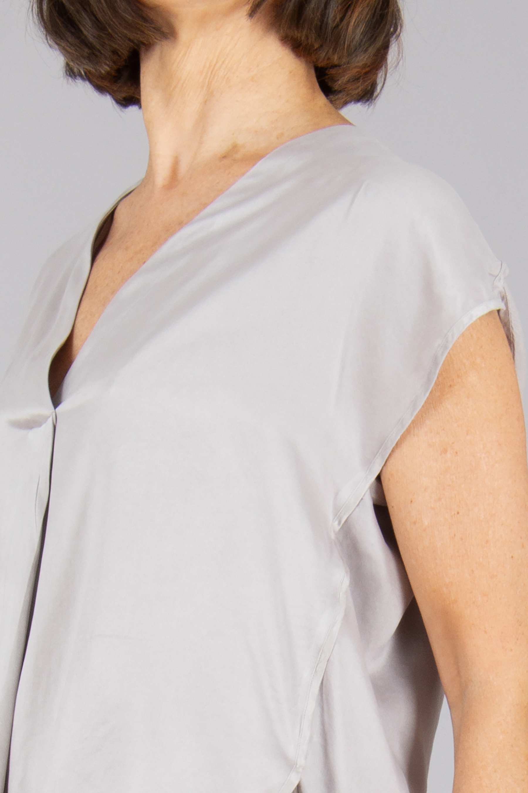 0039 ITALY Relaxed Fit Silk Sleeveless Blouse Peggy Bluse, Kleidung, Person, Kleid