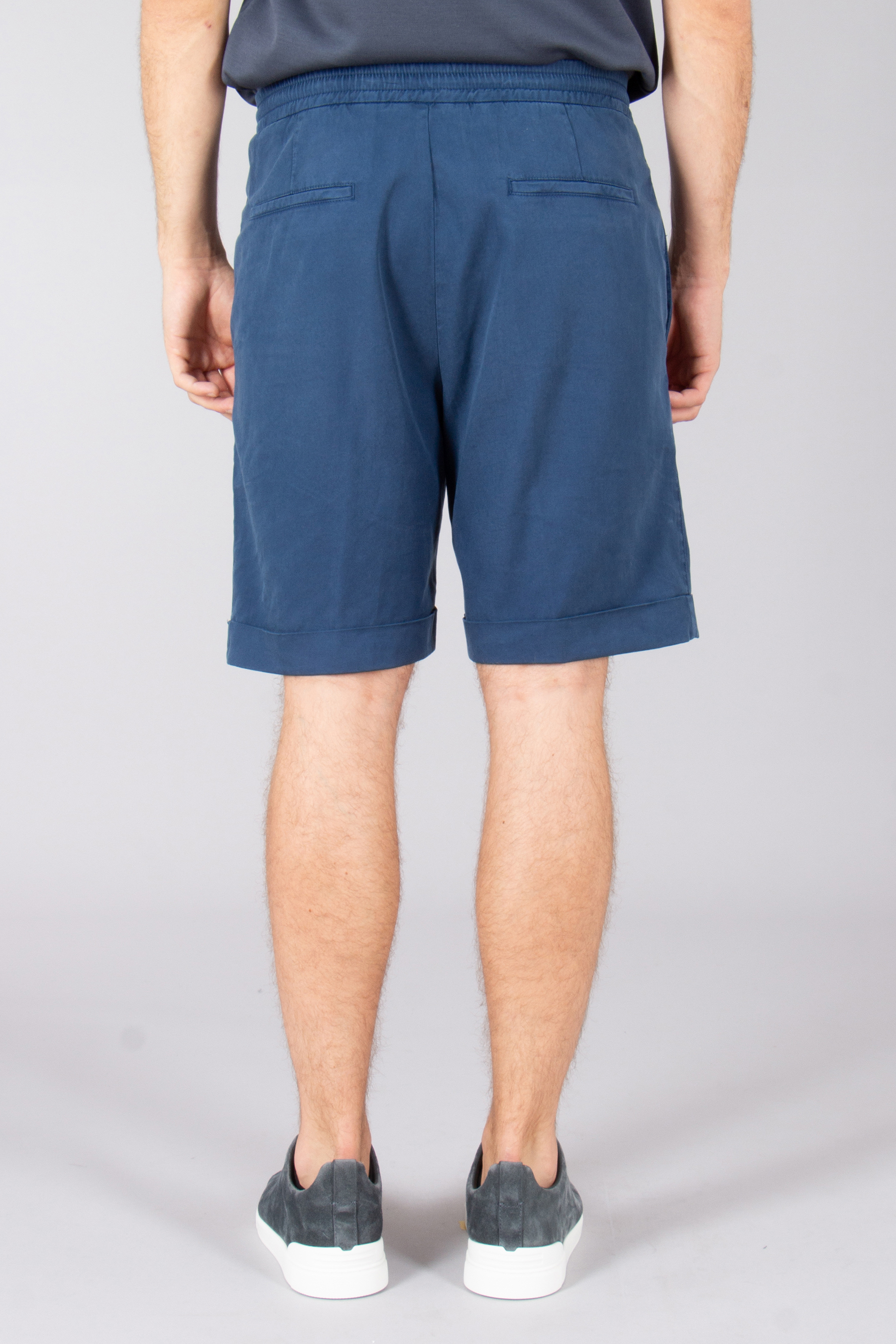Bekleidung, Kurze Hosen, Person, Schuhe, Schuh