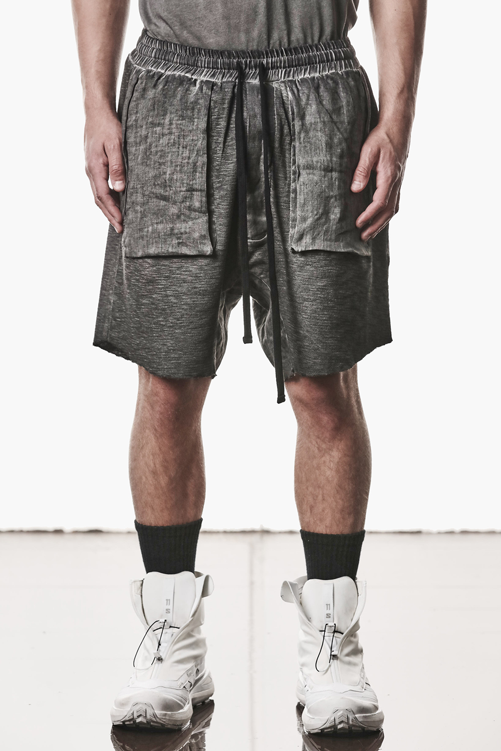 Bekleidung, Kurze Hosen, Schuh, Sneaker, Person