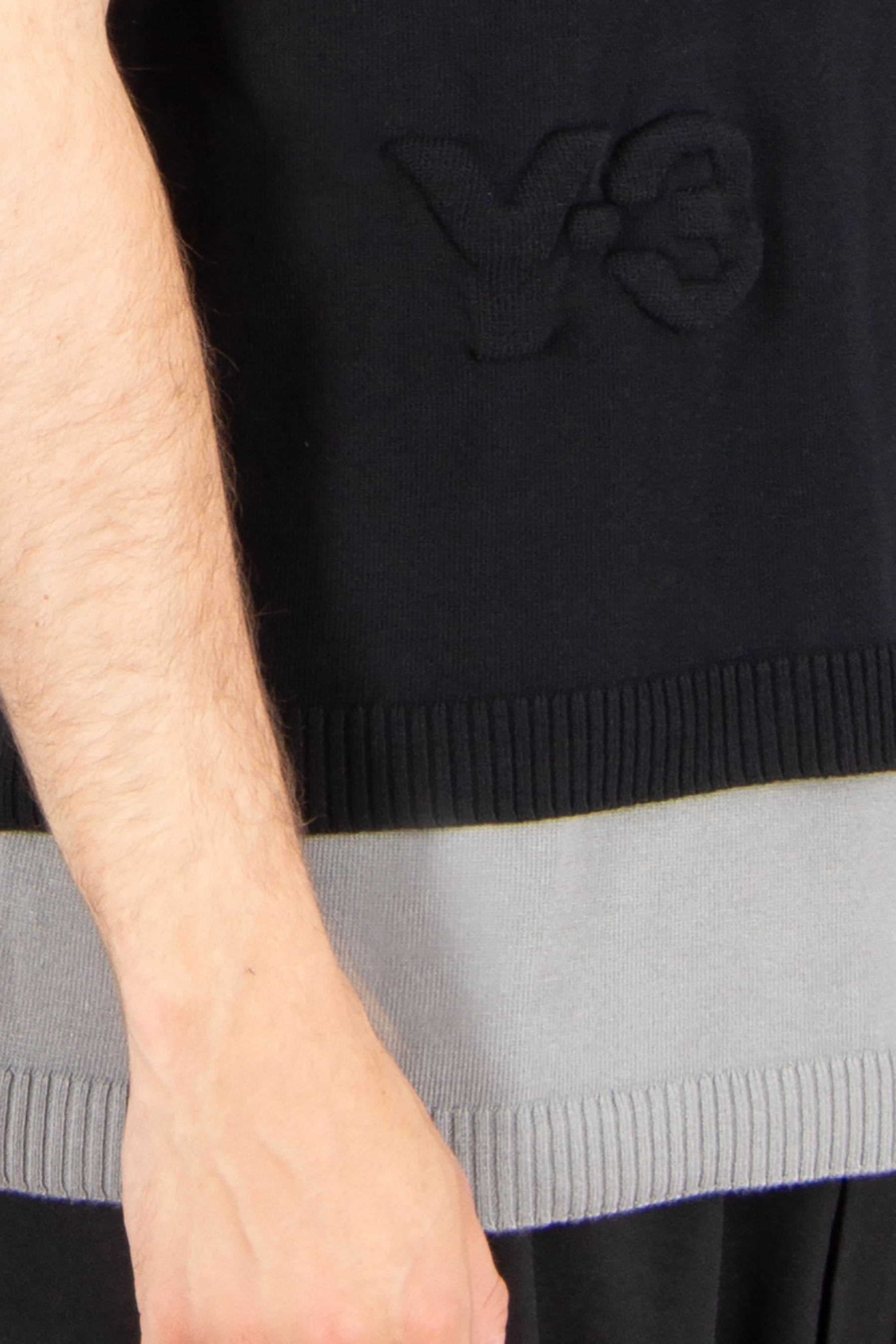 Y-3 Regular Fit Viscose Blend Logo Knit Vest Arm, Körperteil, Person, Hand, Handgelenk