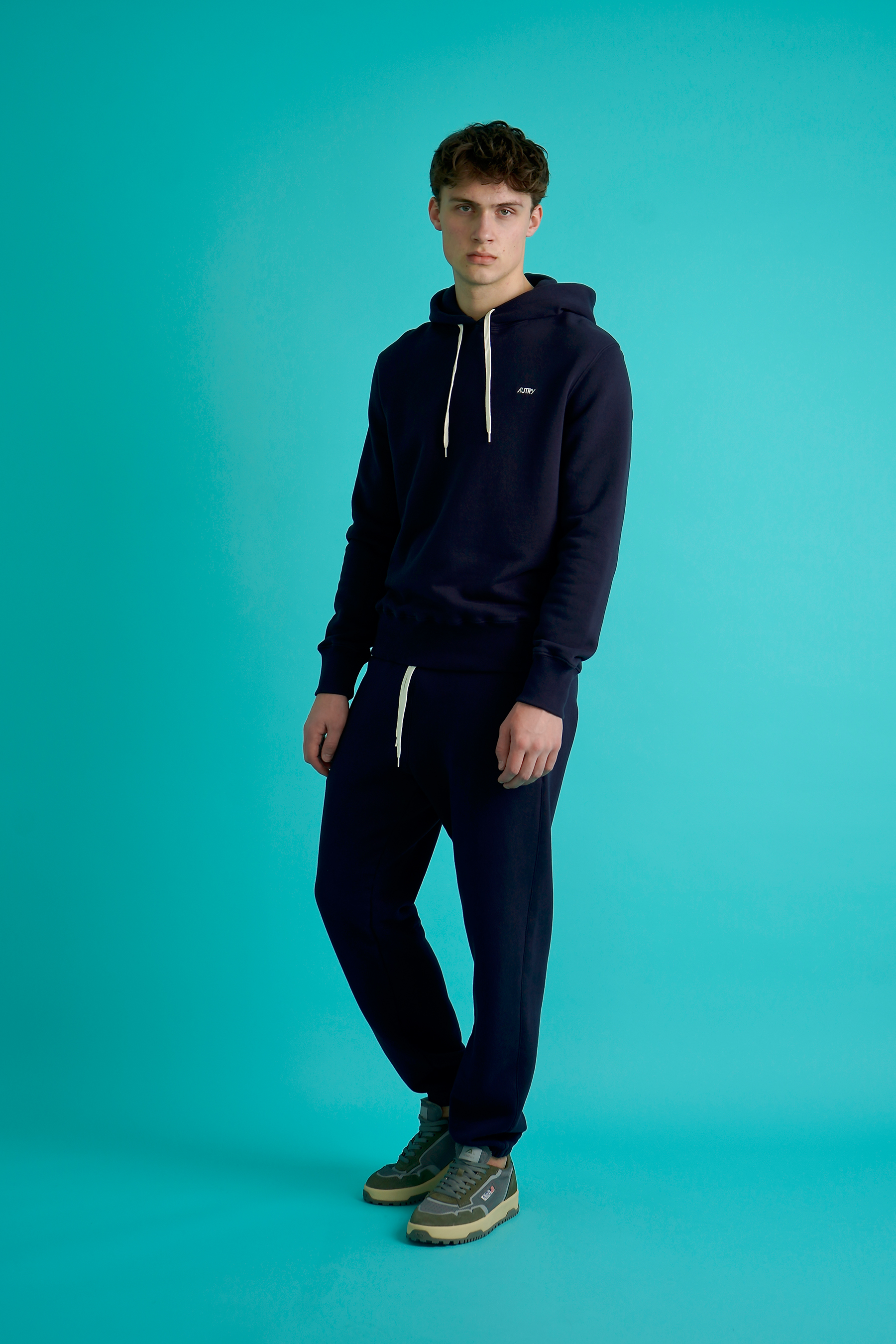 Langarm, Sweatshirt, Schuh, Anzug, Stehend