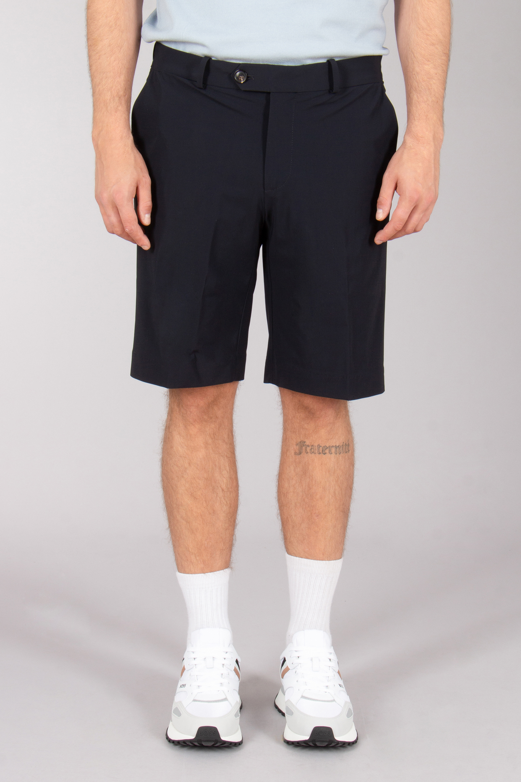 Bekleidung, Kurze Hosen, Person, Haut, Tätowierung