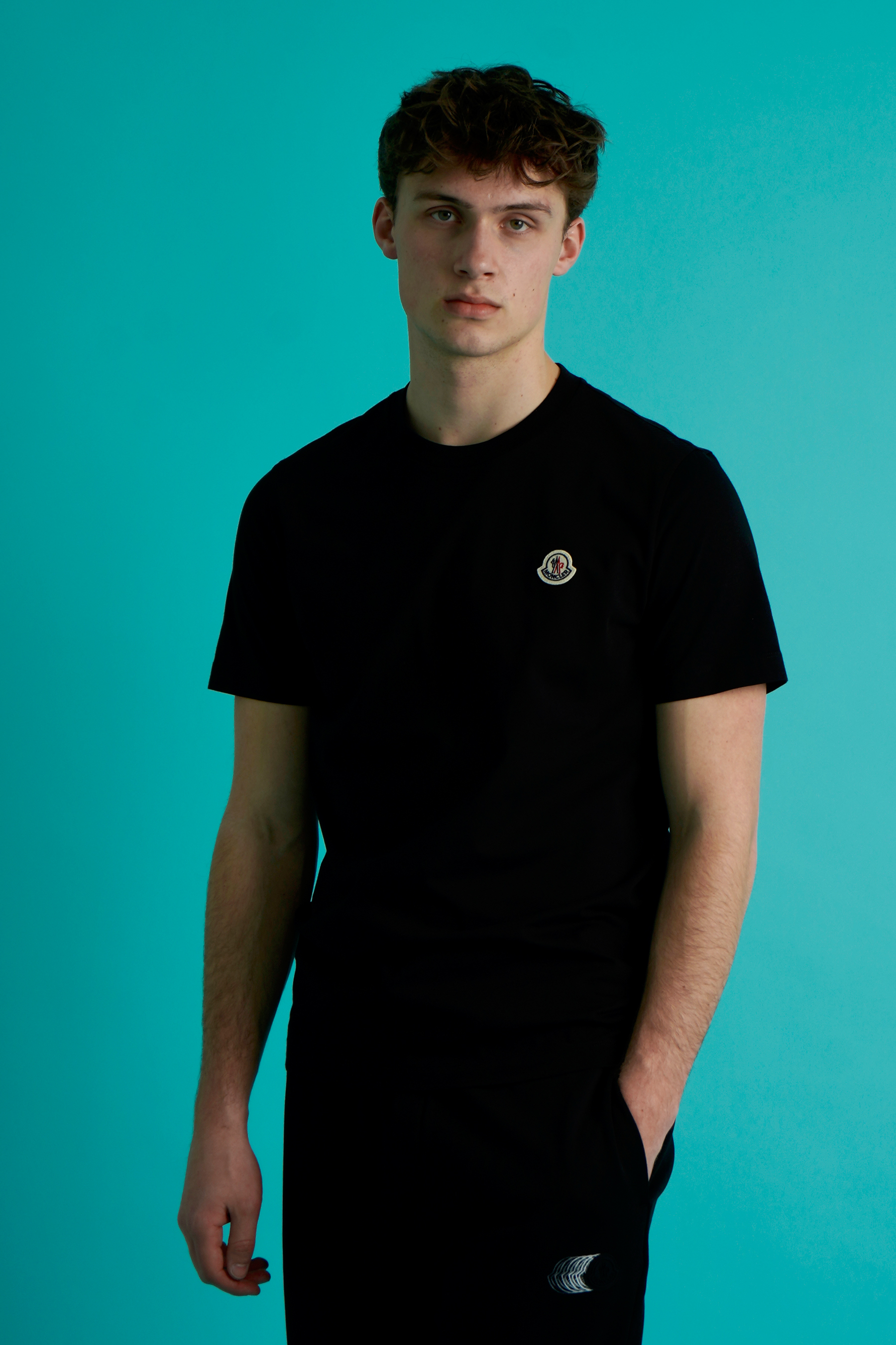 Bekleidung, T-shirt, Person, Ärmel