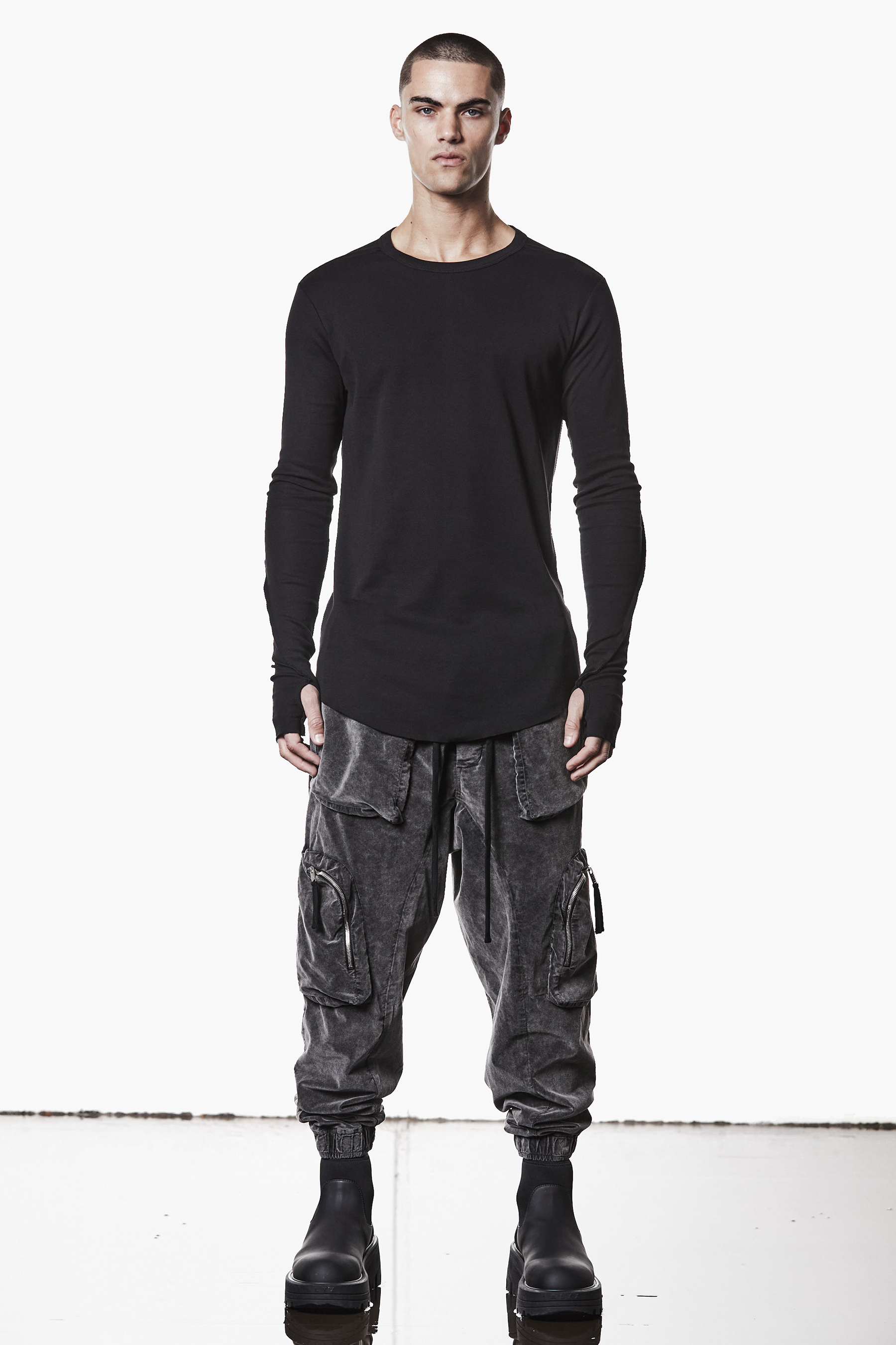 THOM KROM Slim Fit Cotton Jersey Long-Sleeve T-Shirt Langarm, Ärmel, Hosen, Person, Stehend