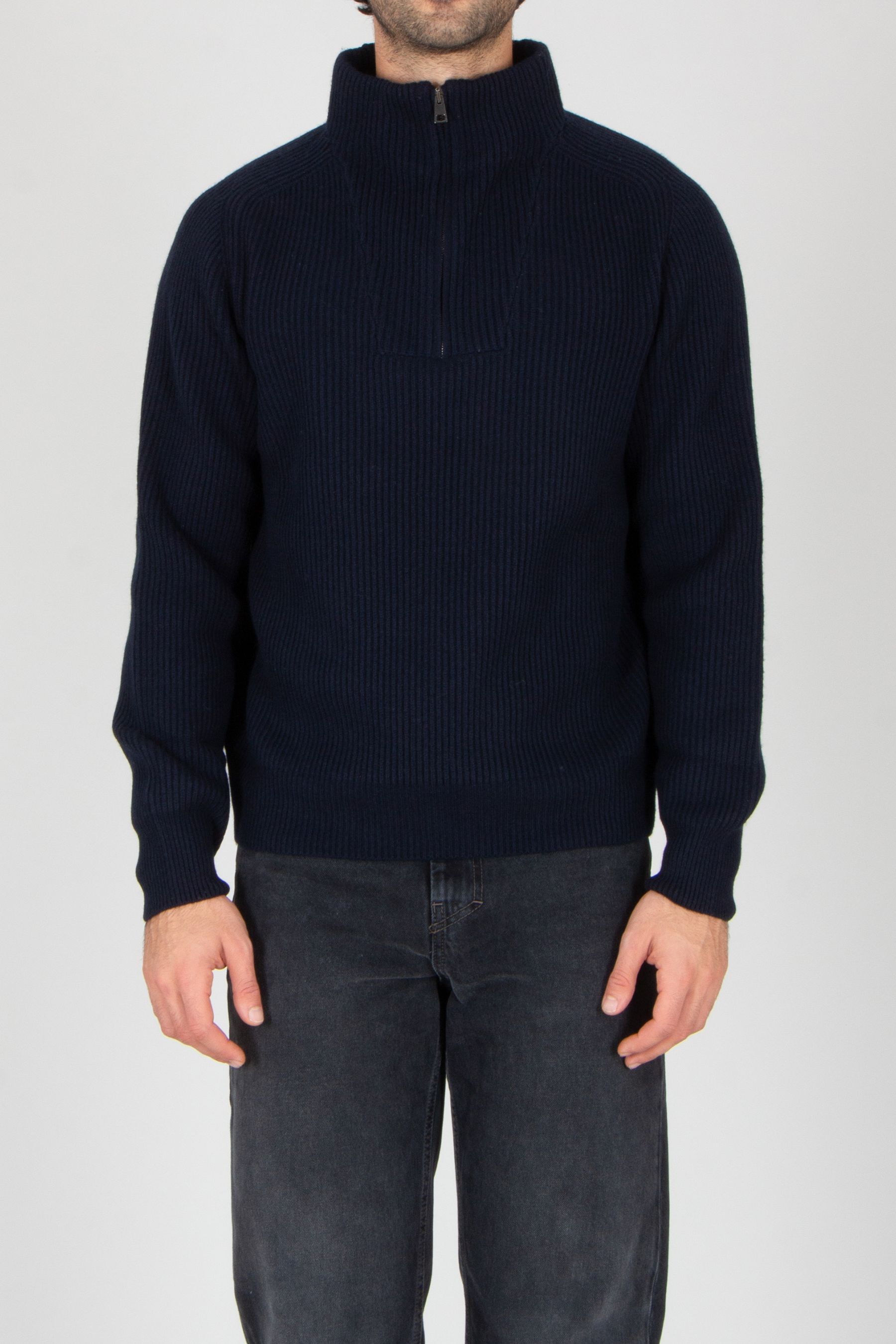 Strickwaren, Pullover, Jeanshose, Hosen, Sweatshirt