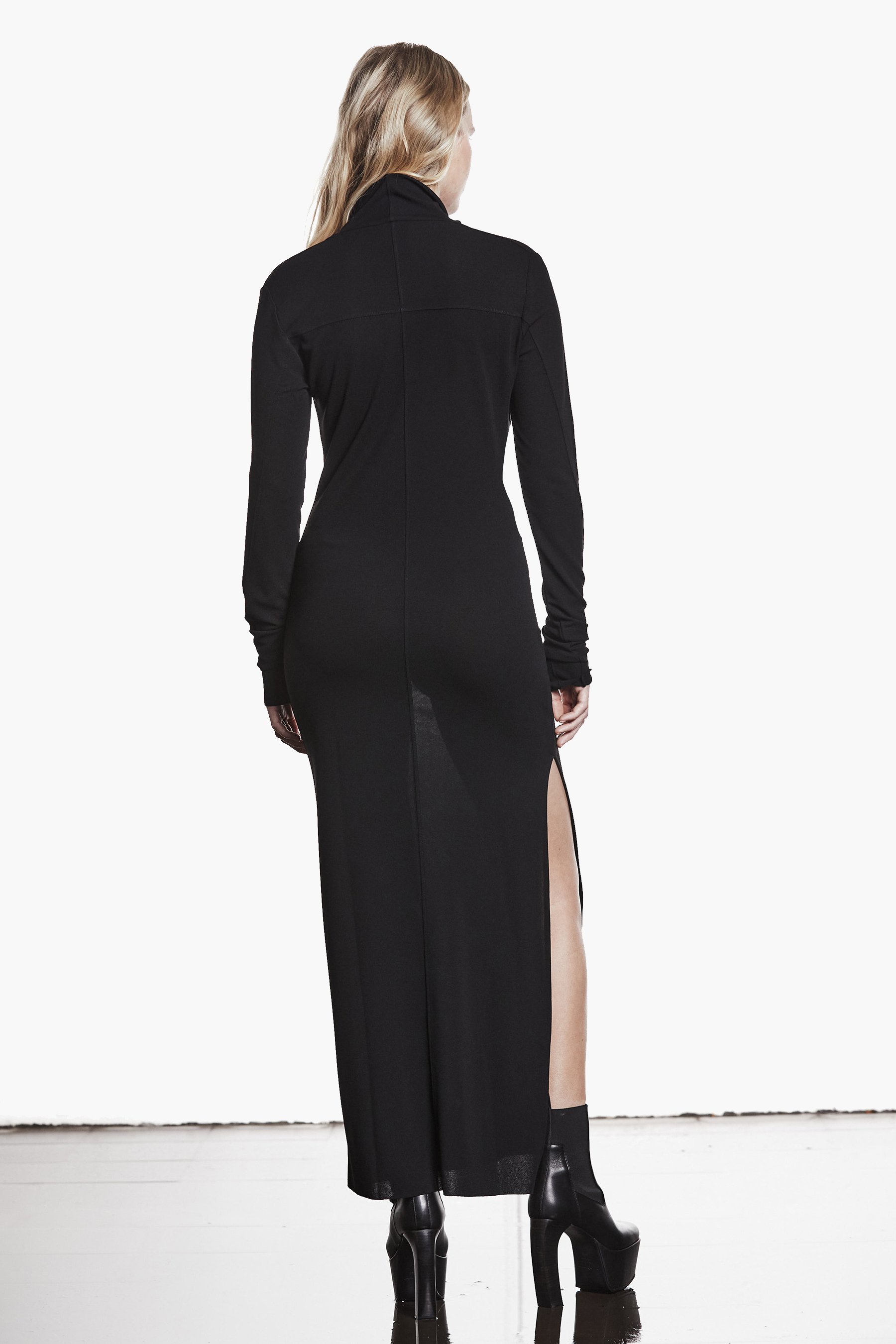 THOM KROM Slim Fit Viscose Blend Stretch Crepe Cowl Neck Maxi Dress Langarm, Mantel, Schuh, Person, Frau