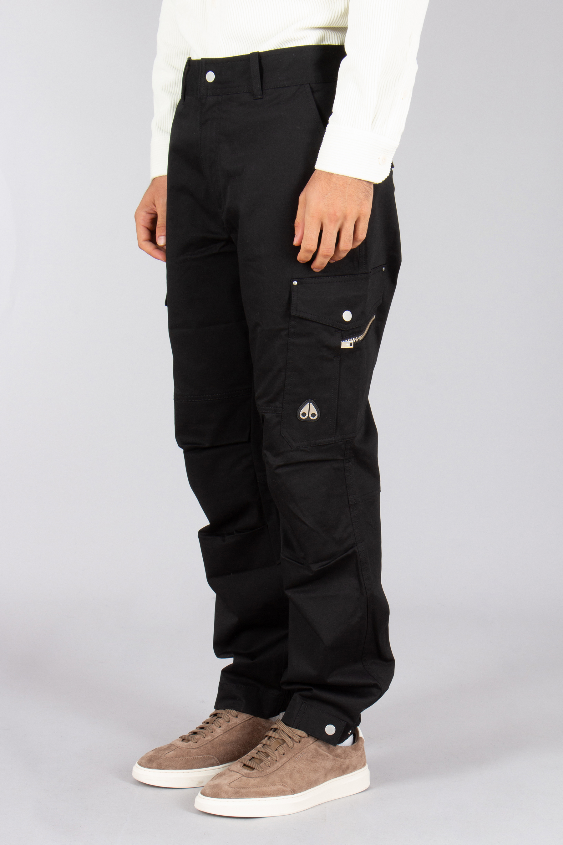 MOOSE KNUCKLES Tapered Fit Cotton Stretch Twill Cargo Pants Brady Hosen, Jeans, Schuh, Sneaker, Person