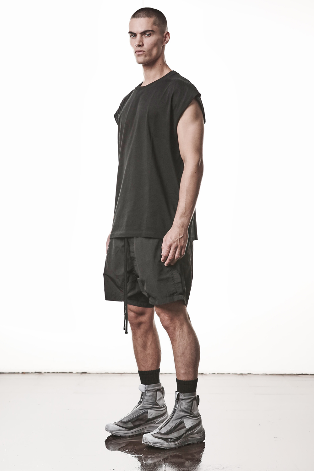 Kurze Hose, Person, Schuh, Stehend, Turnschuh