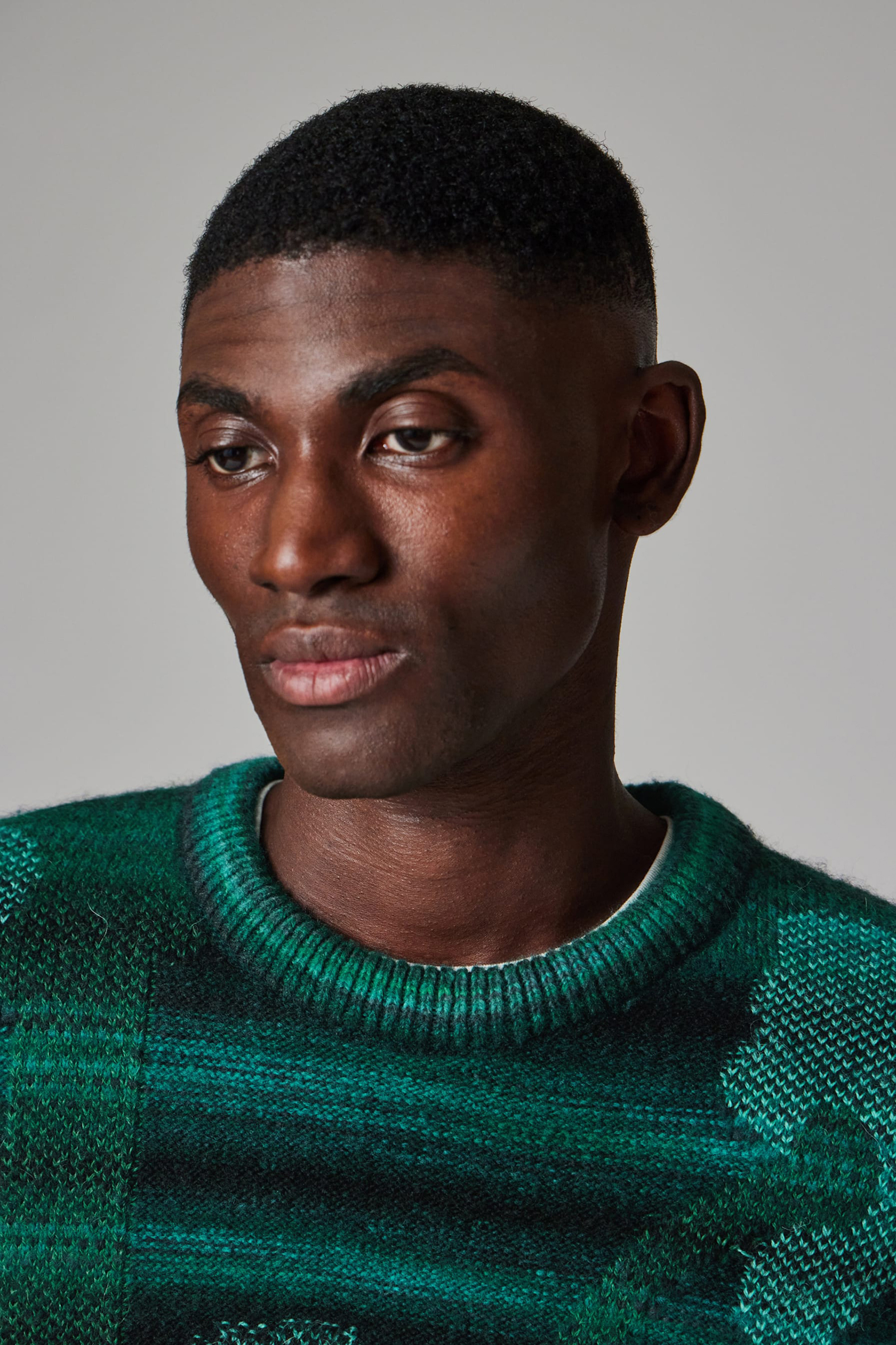 PAUL SMITH Relaxed Fit Field Flowers Pattern Wool-Alpaca Blend Crew Neck Sweater Gesicht, Kopf, Hals, Person, Portrait