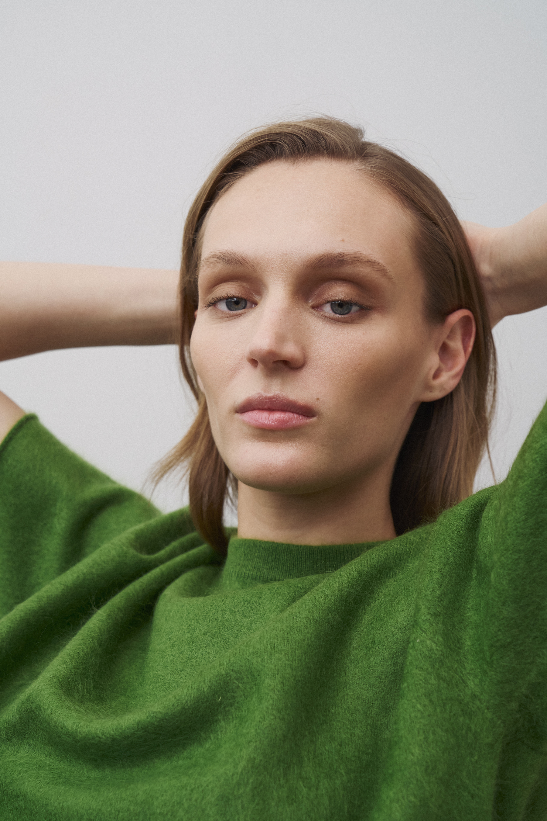 0039 ITALY Casual Fit Brushed Cashmere-Wool Blend Short-Sleeve Crew Neck Sweater Ines Gesicht, Kopf, Fotografie, Portrait, Hals