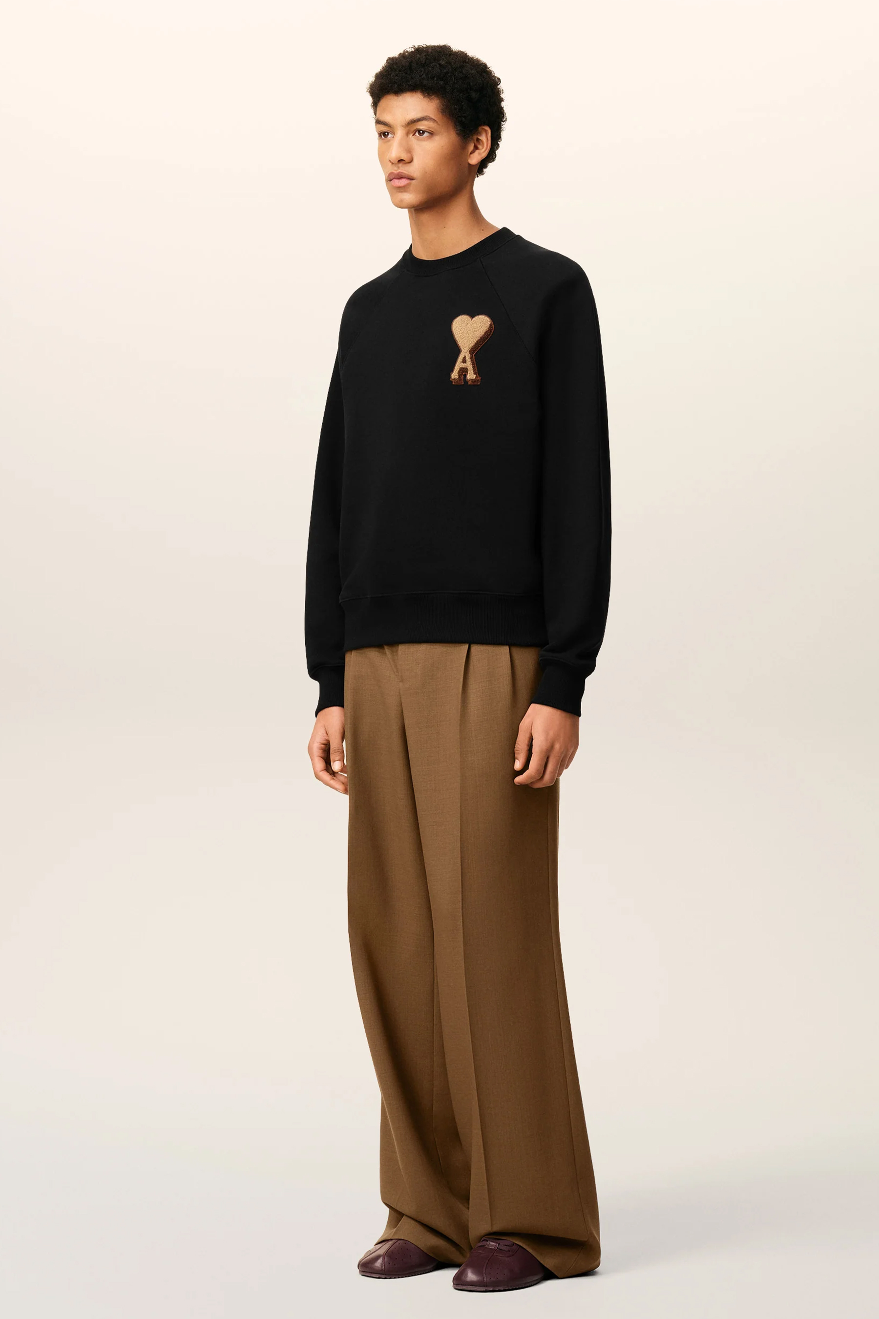 AMI PARIS Boxy Fit Ami De Coeur Cotton Fleece Sweatshirt Langarm, Ärmel, Anzug, Hosen, Person