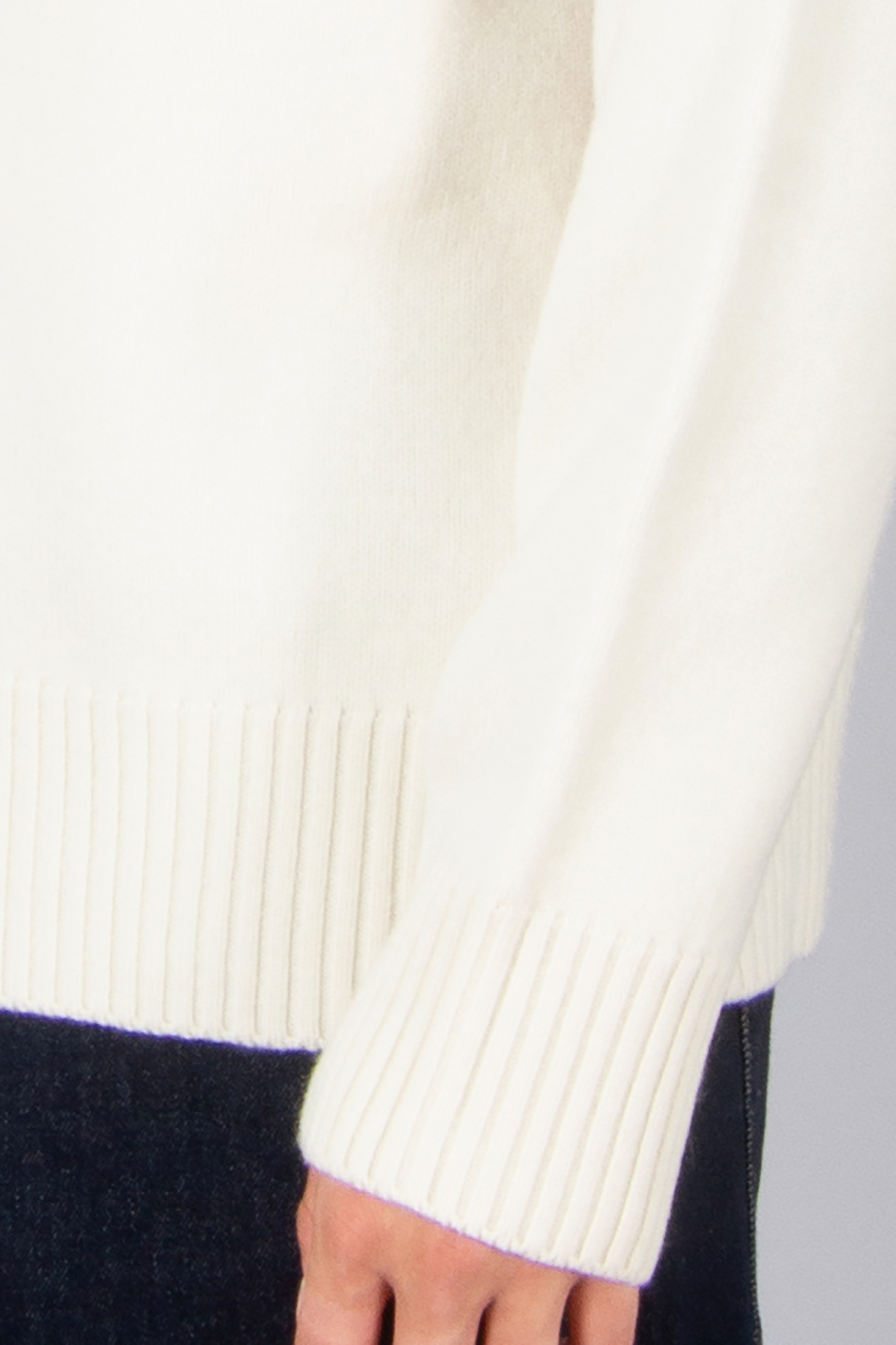 AMI PARIS Relaxed Fit Ami De Coeur Virgin Wool Funnel Neck Sweater Bekleidung, Strickwaren, Pullover, Langarm, Ärmel