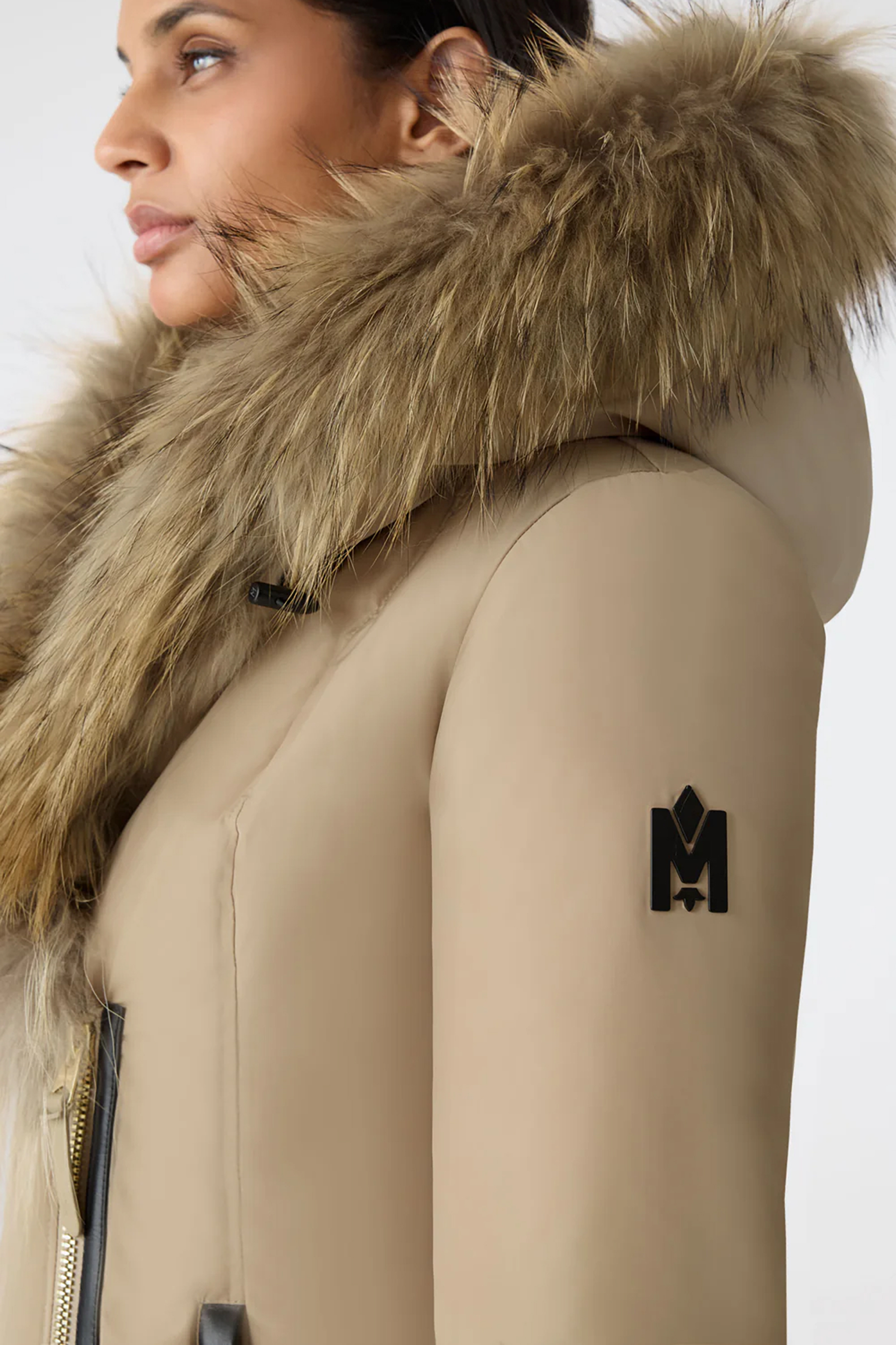 MACKAGE Fitted Raccoon Fur Signature Collar Recycled Shell Down Jacket Adali-F Bekleidung, Mantel, Pelz, Person, Weste