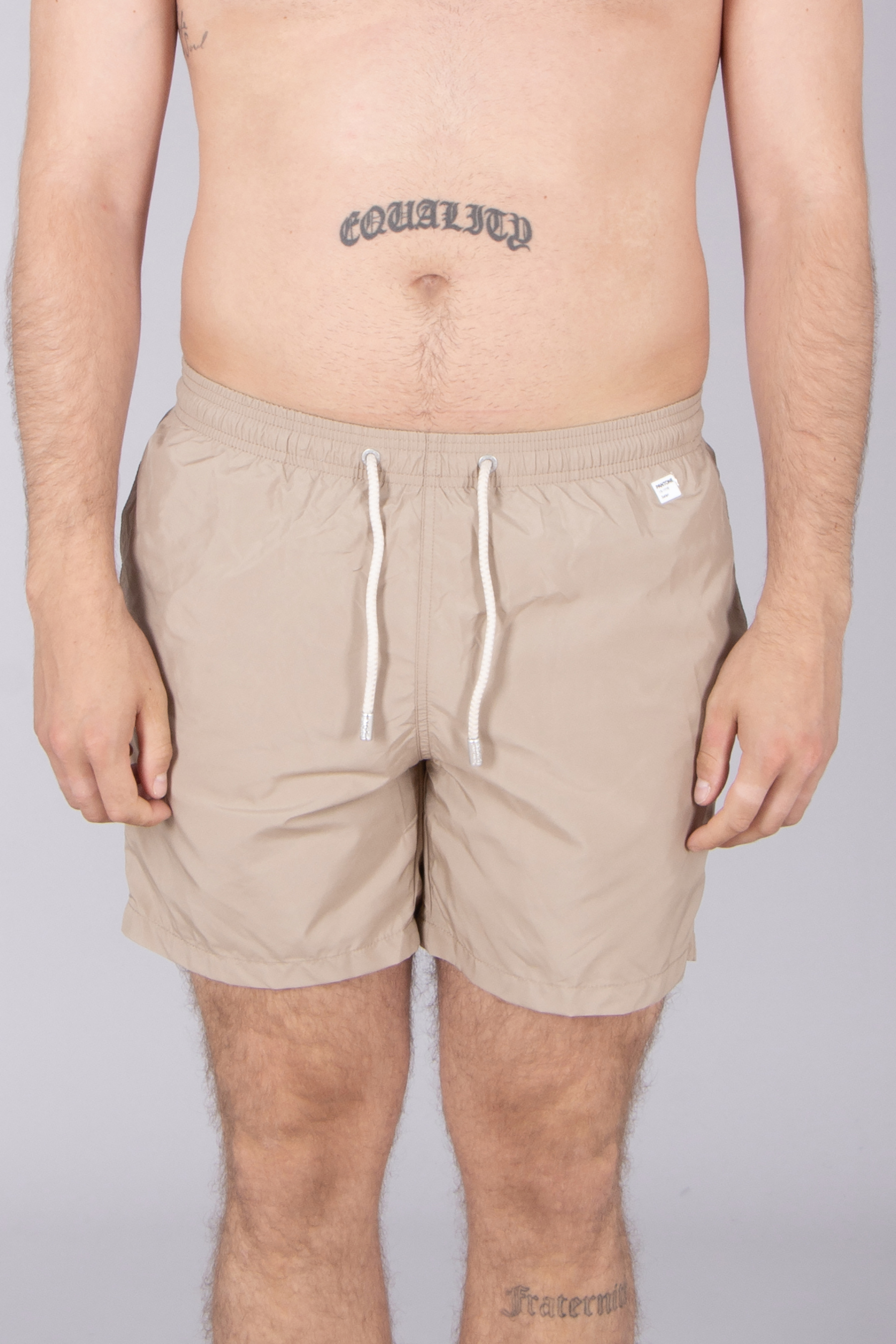 Bekleidung, Kurze Hosen, Person, Haut, Tätowierung