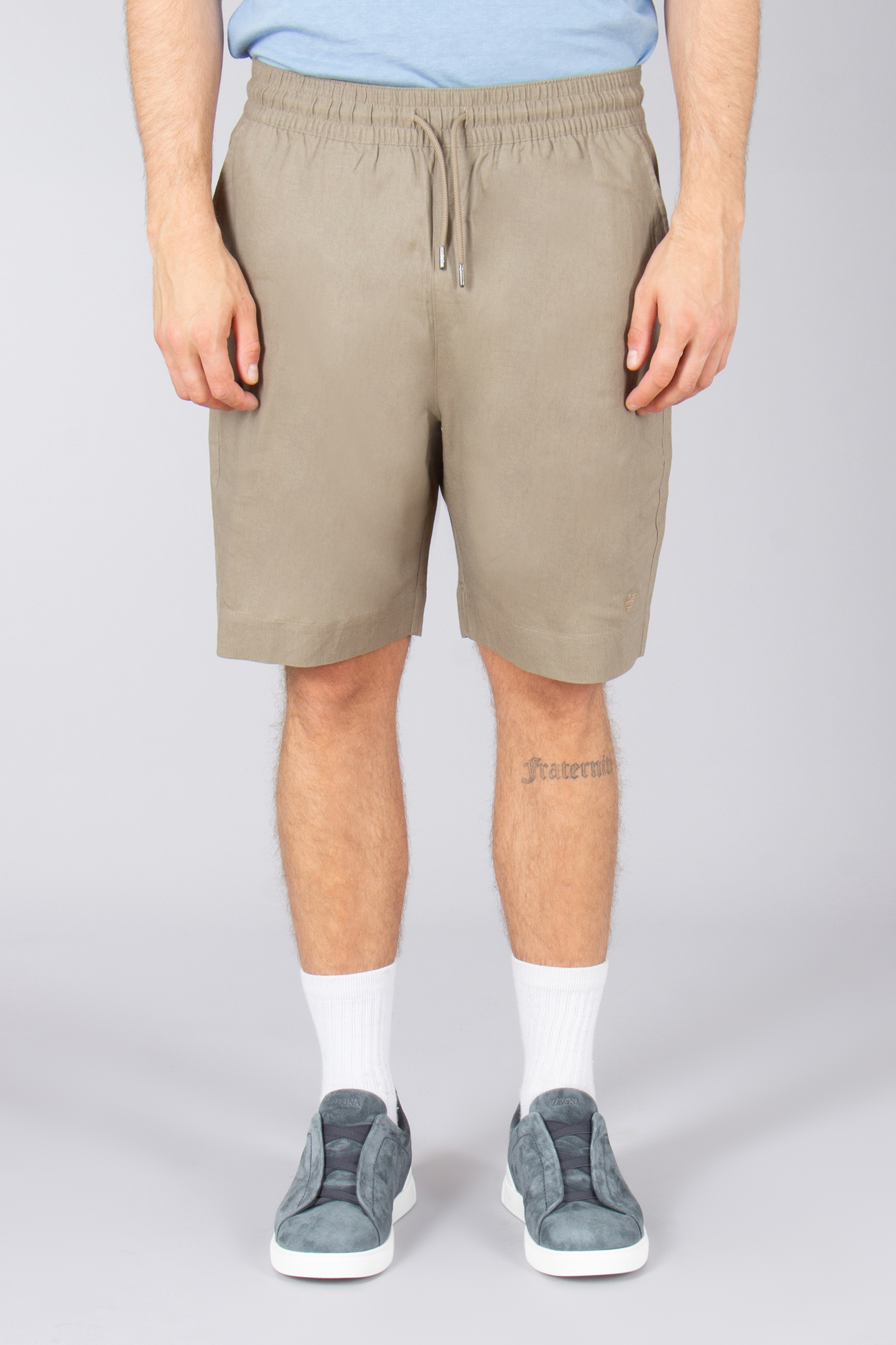 Bekleidung, Kurze Hosen, Khaki, Haut, Tätowierung